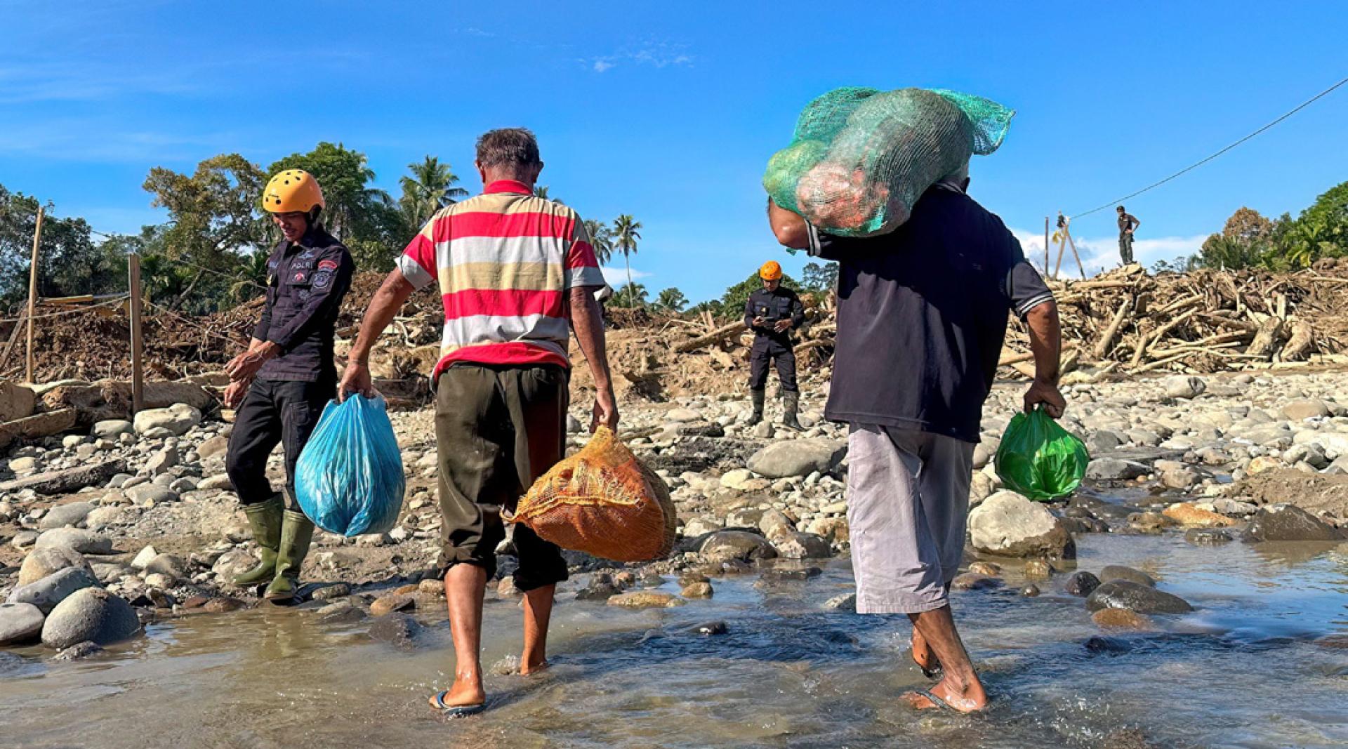 伤亡数字仍可能继续变化。图为北苏门答腊省的灾民。