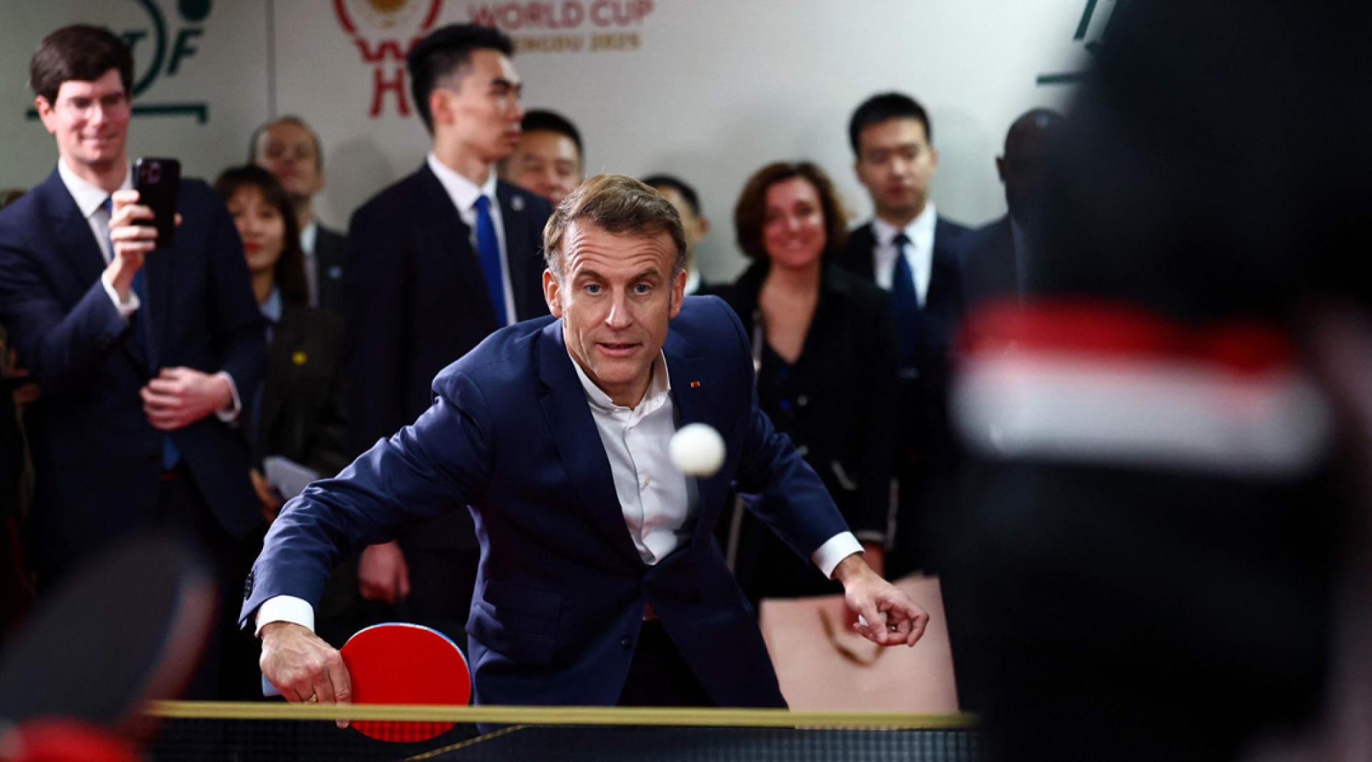 马克宏秀乒乓球技。