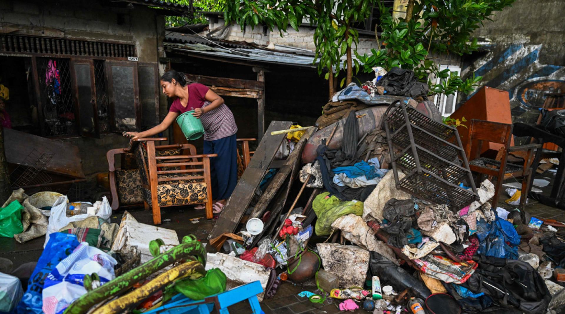 居民收拾残局。
