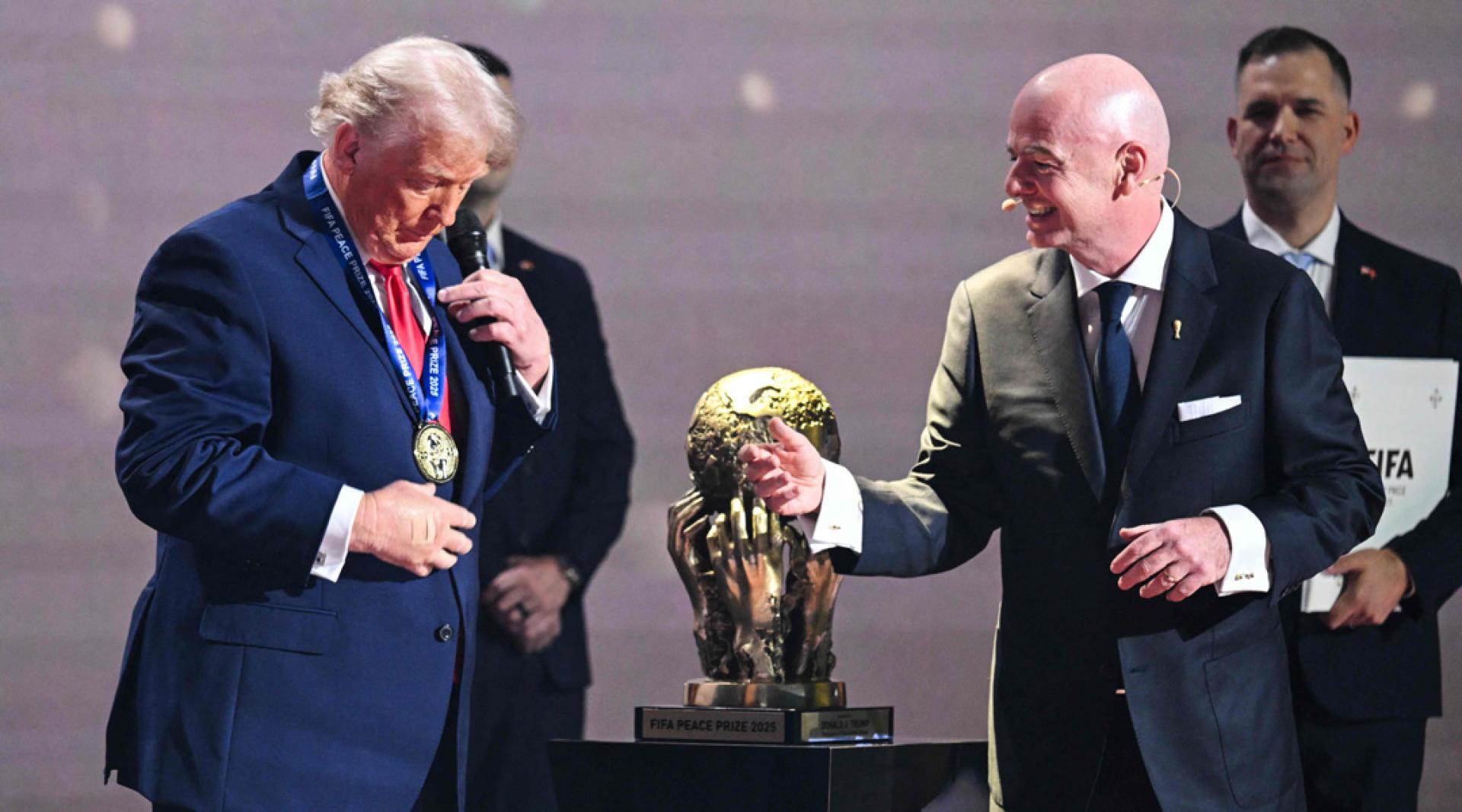 国际足联主席因凡蒂诺把国际足总和平奖授予一直希望获得诺贝尔和平奖的特朗普。