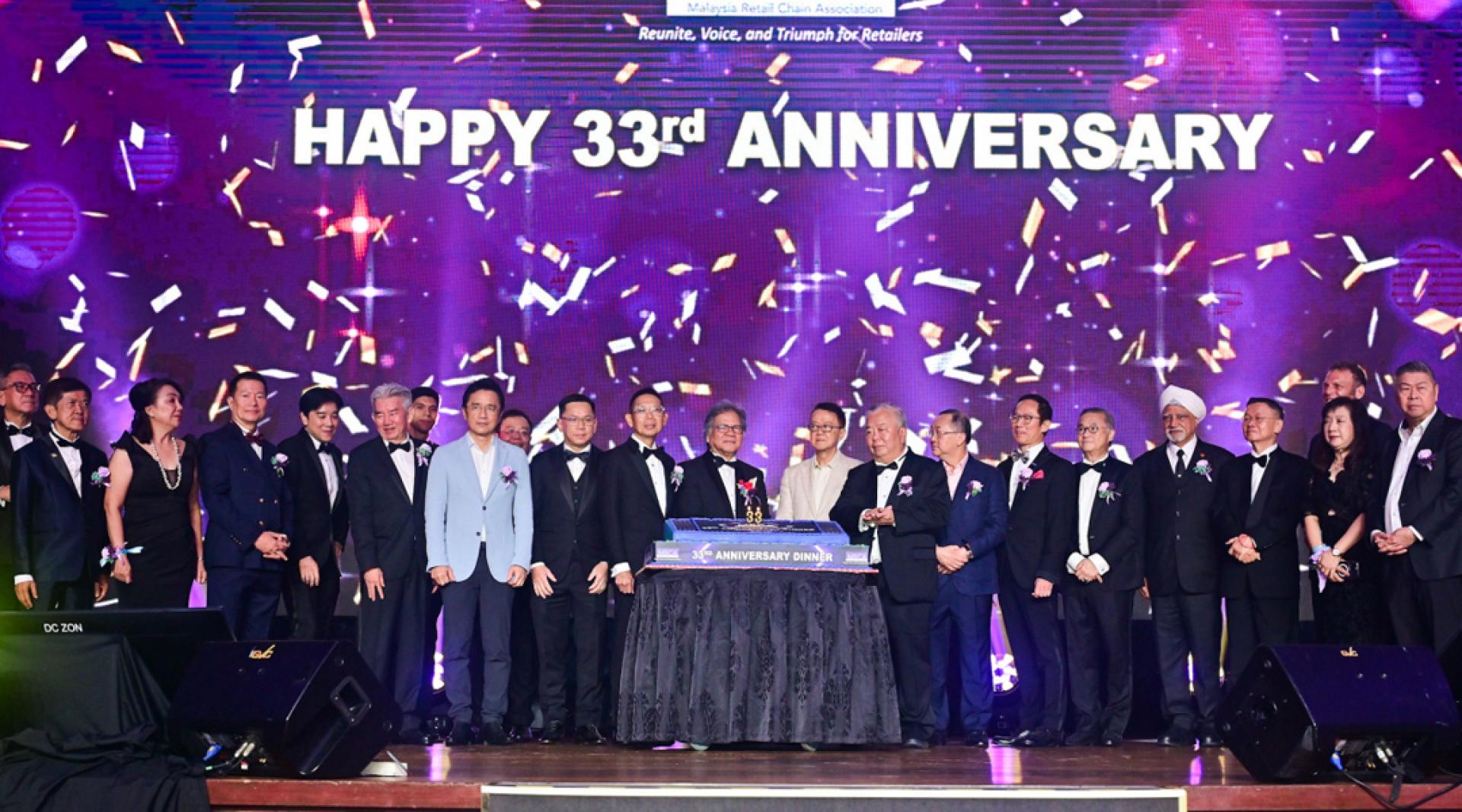 一众嘉宾上台参与切蛋糕仪式，庆贺大马零售连锁协会成立33周年，左7起为戴良业、廖俊亮、潘正权、依德里斯、谢富年、锺义翔及梁海金。