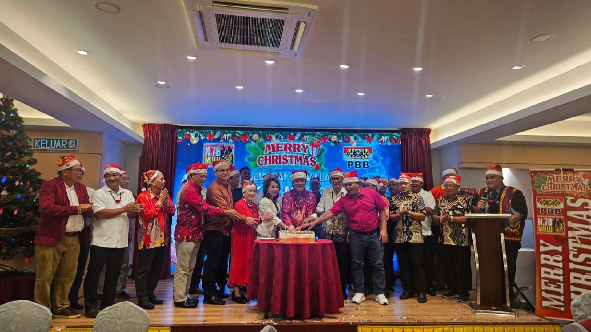 格拉瓦查拉（前排右3）与筹备会理事们等联合切蛋糕。