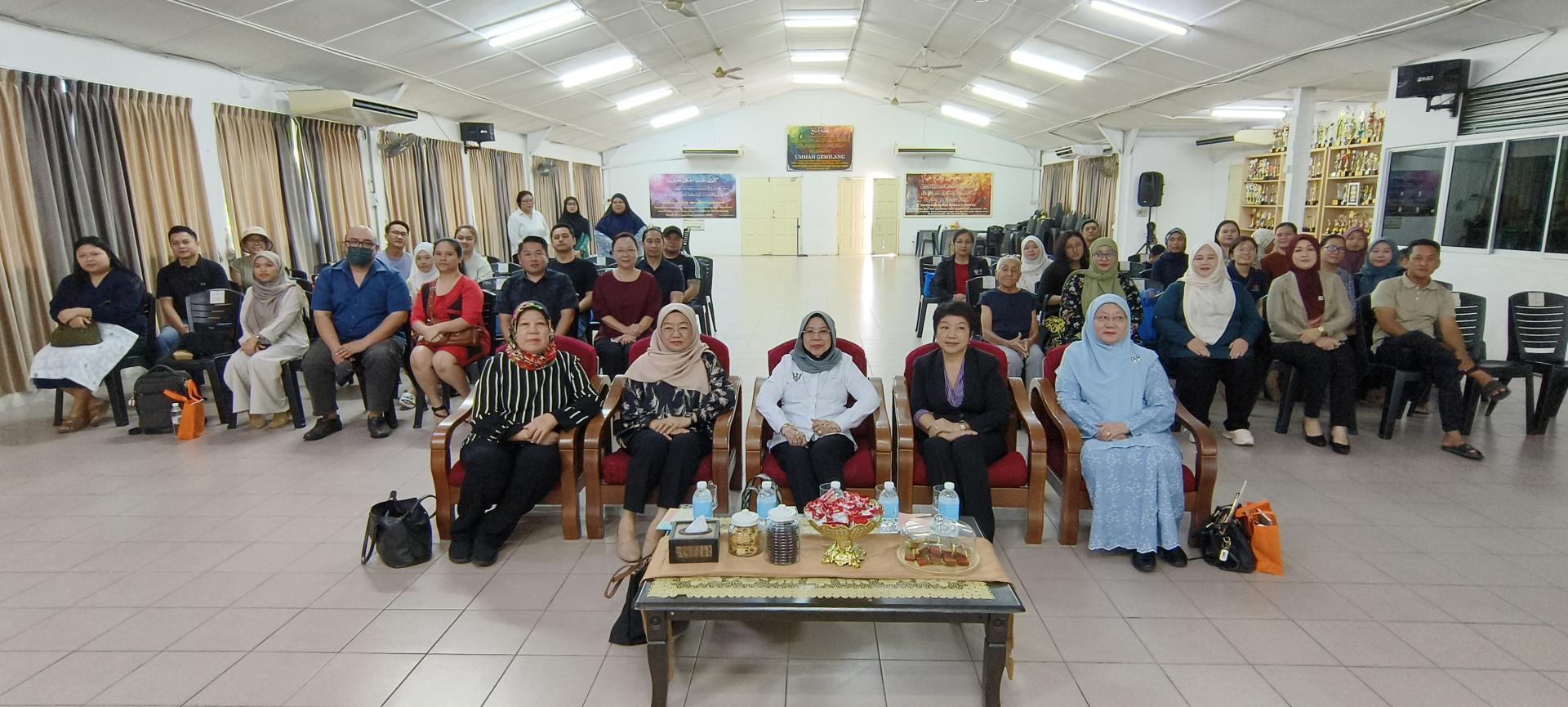 拿督罗茜尤诺斯（前坐者左3）与众出席者合影。