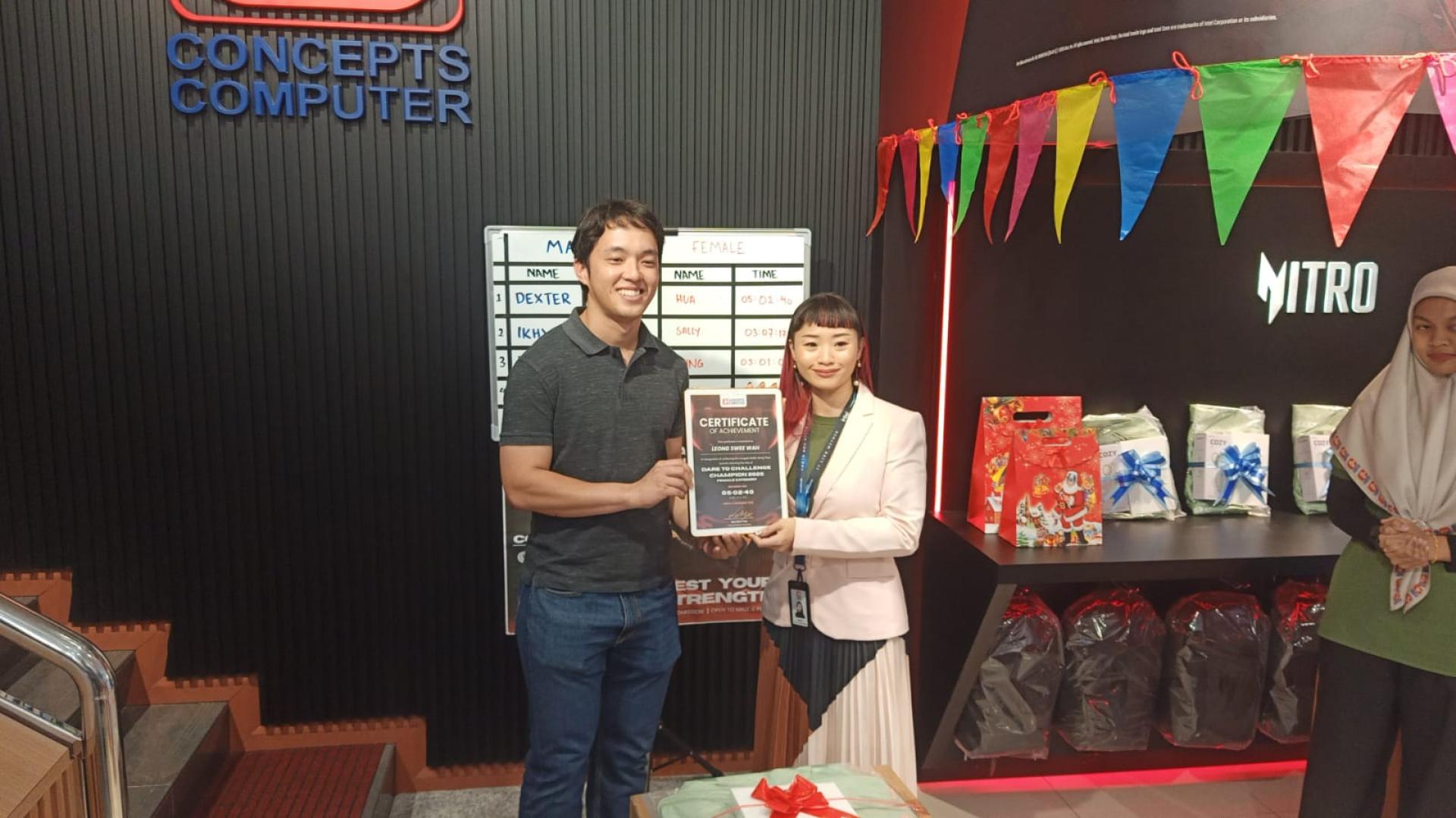 Concepts Computer 的数字营销主管包文仪颁奖予女子组第一名得主，由其儿子代领