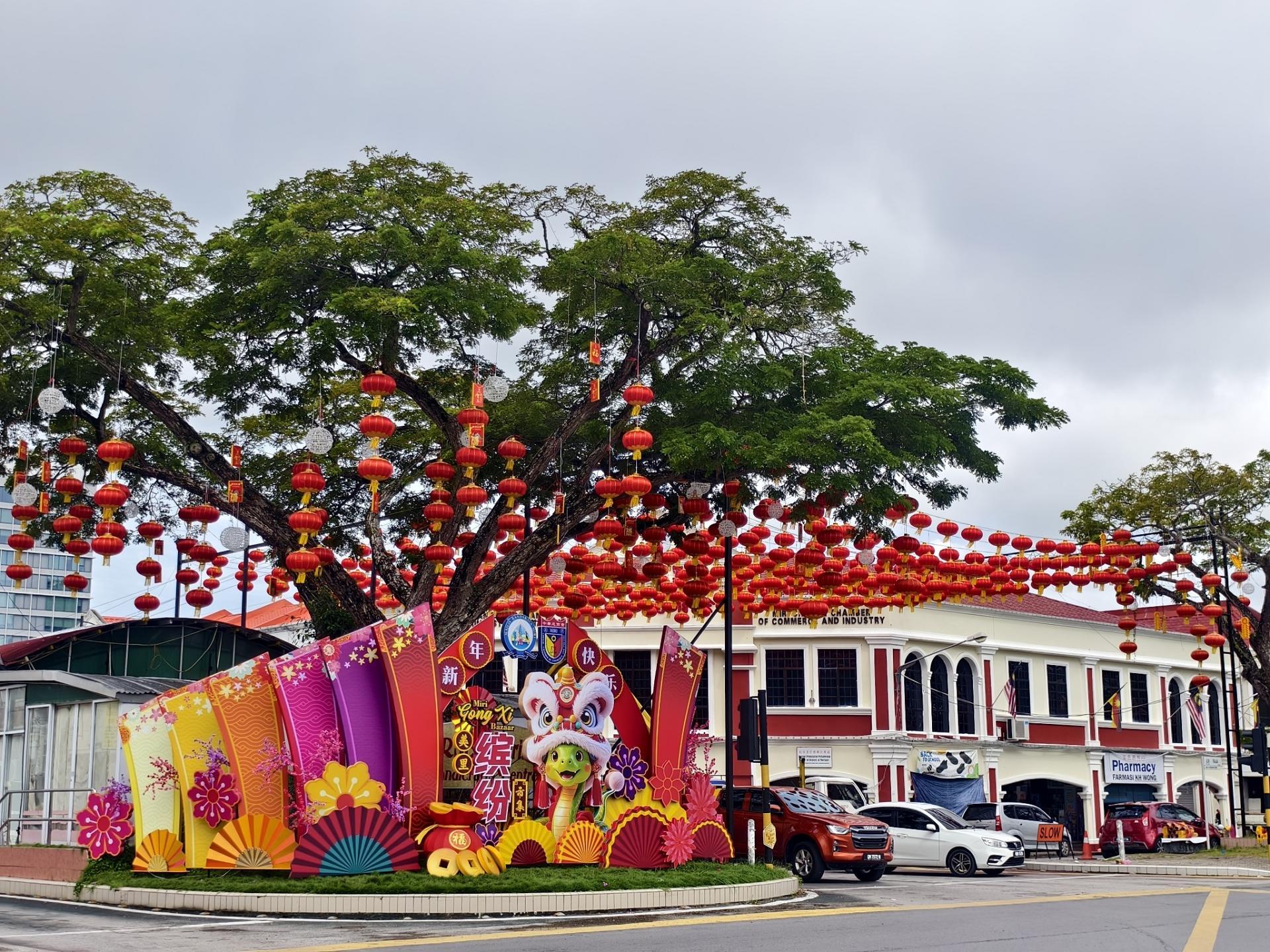 2025年1月，美里缤纷市集挂起灯笼与装饰。