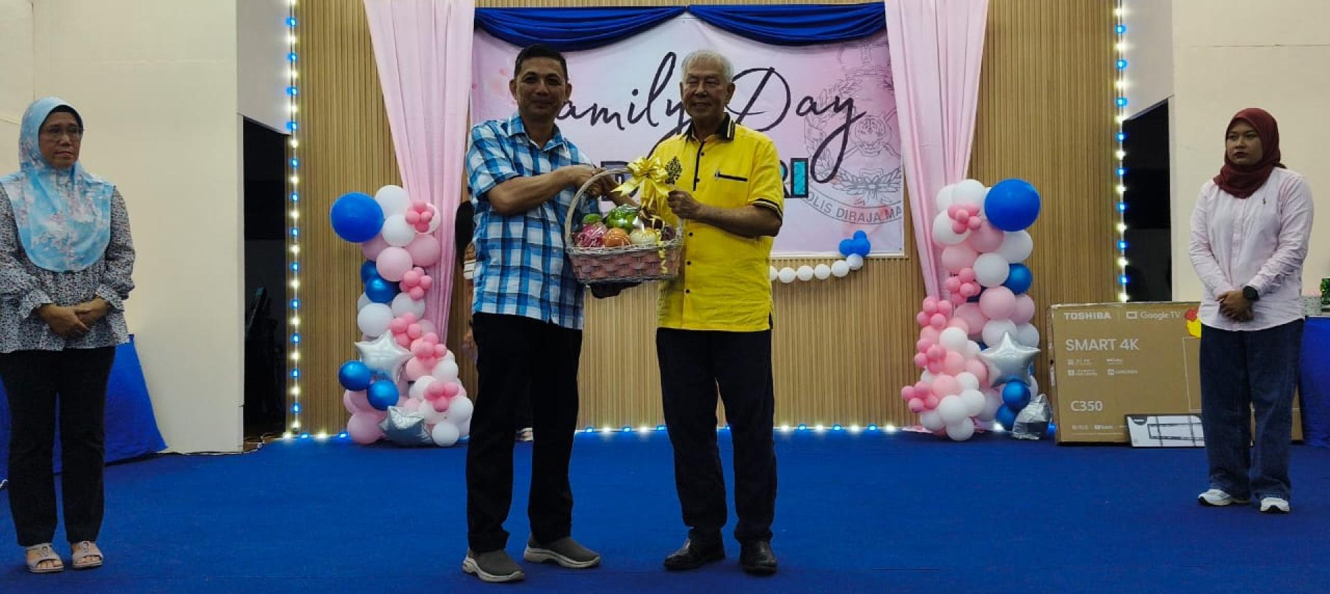 美里警区主任李炳强助理总监（左）赠送水果礼篮予主宾拿督陈超耀。