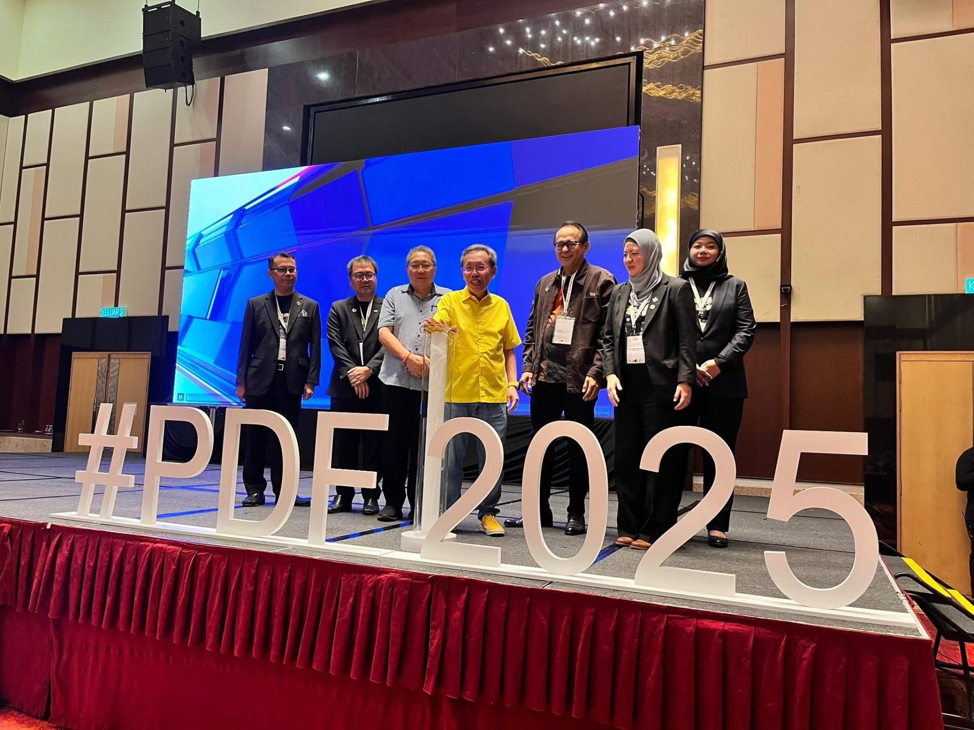 拿督阿玛沈桂贤（中）为2025年PAMSC设计节主持启动仪式。