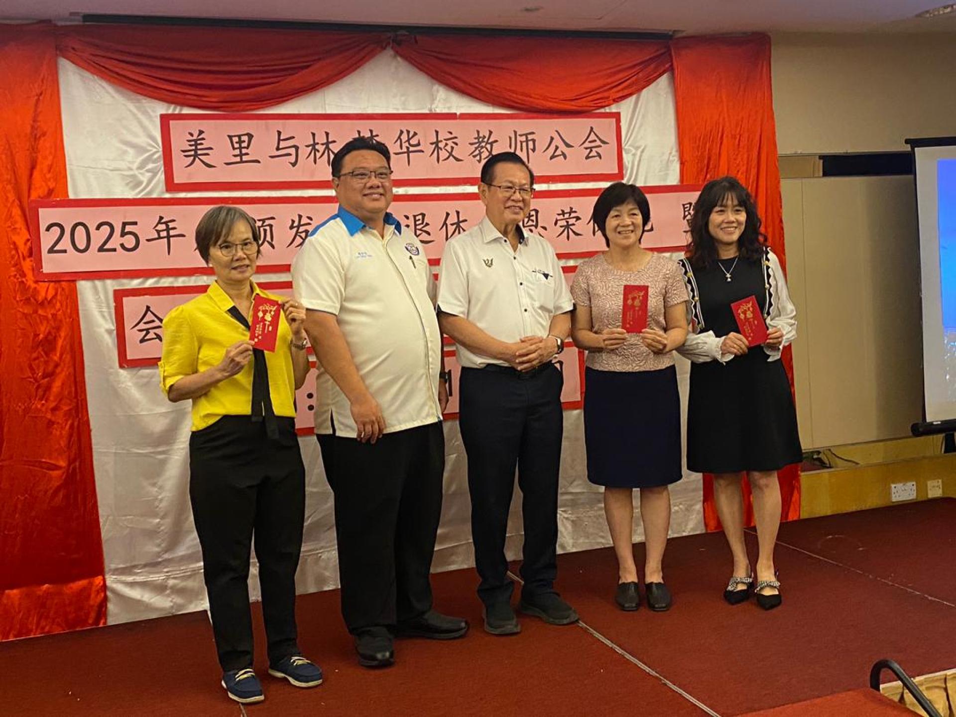 拿督斯里李景胜（左3）颁发退休会员感恩荣休奖后合影。