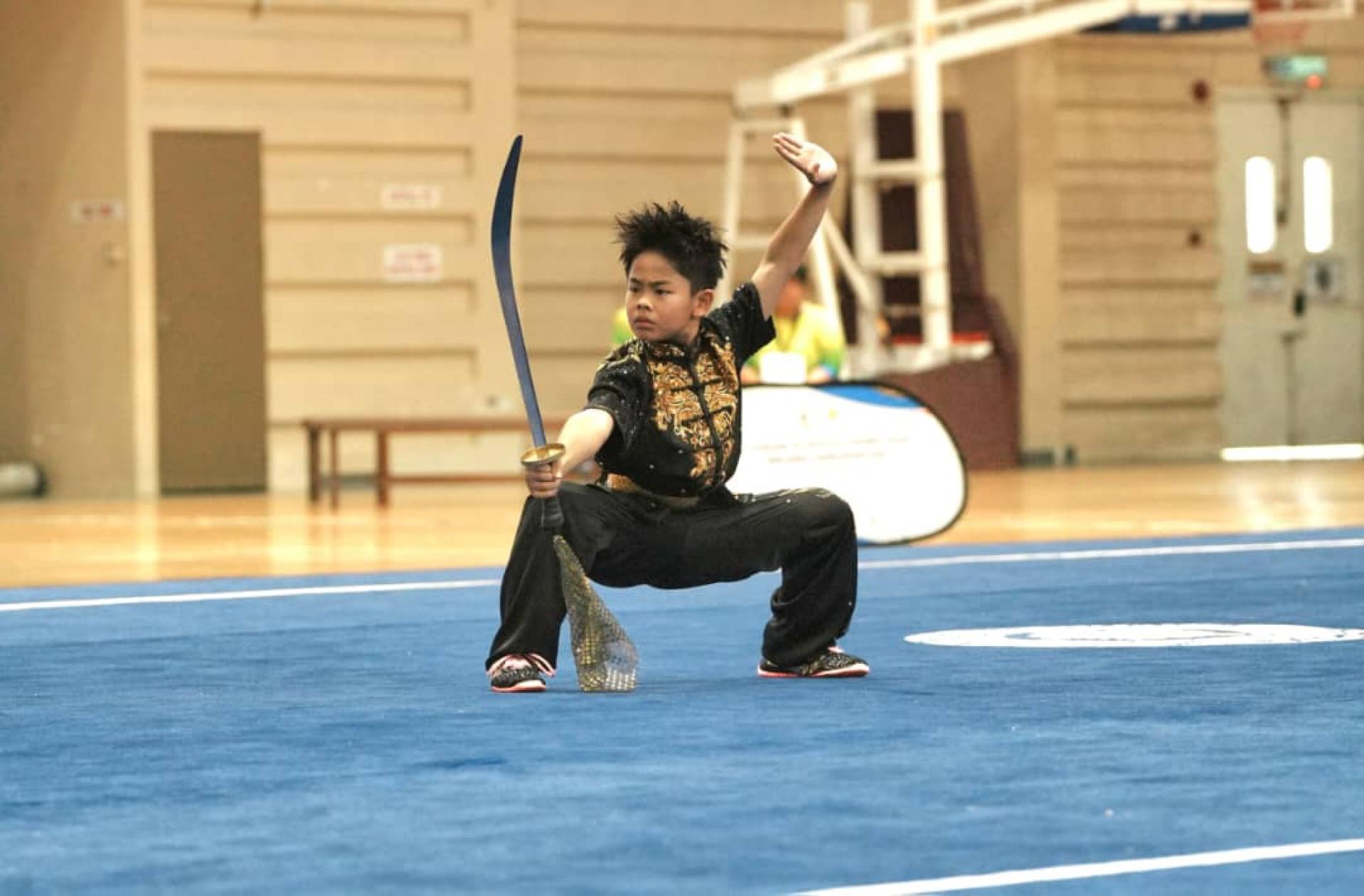 在君伦专业武术训练中心受训的黄浩权，在汶来举行的第14届东盟学校运动会之武术赛项勇夺男子初级刀术和长拳银牌。