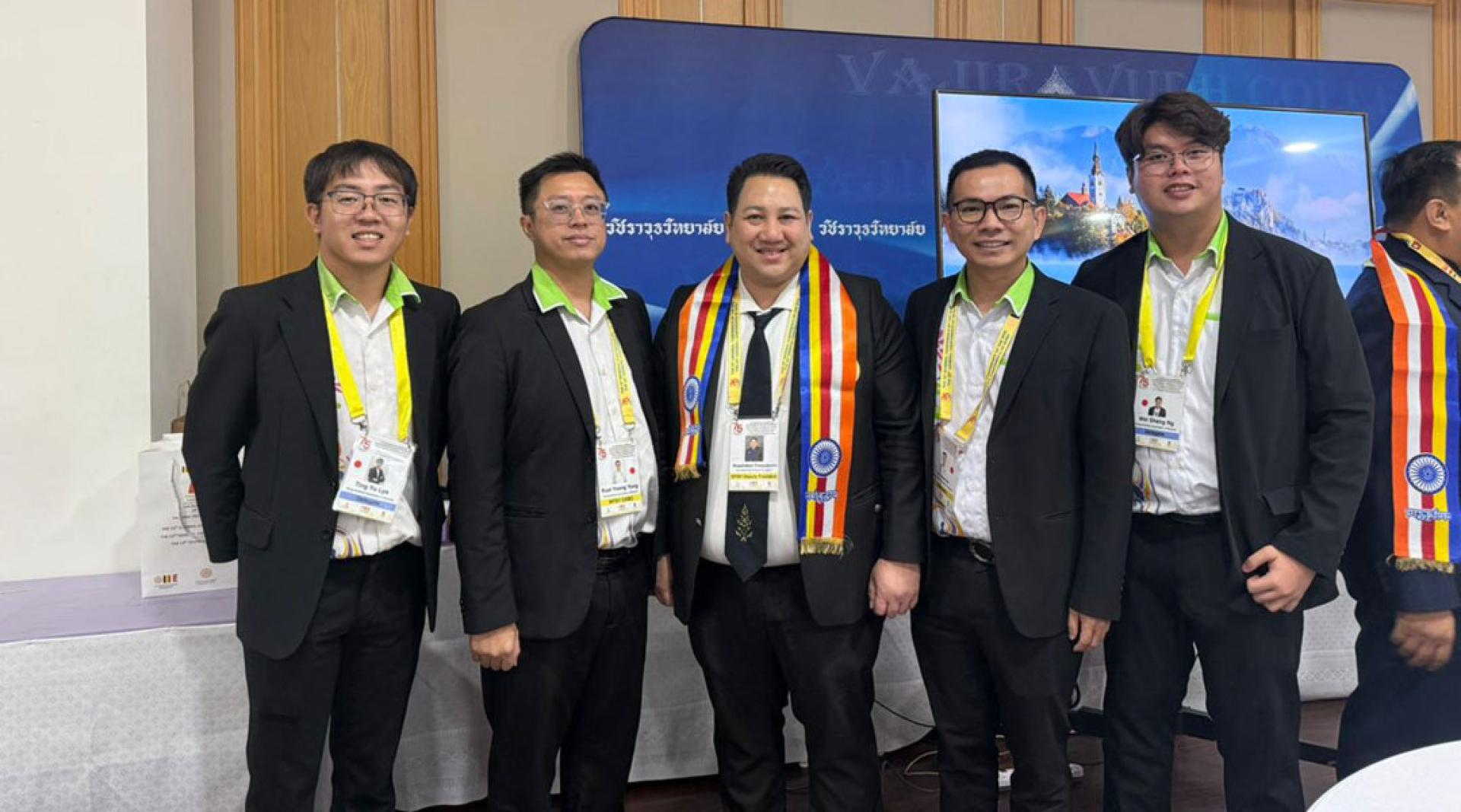 马佛青代表与新任世佛青总会长合影。左起为赖廷育、杨桂荣、诺帕考、陈赞欣和黄伟圣。