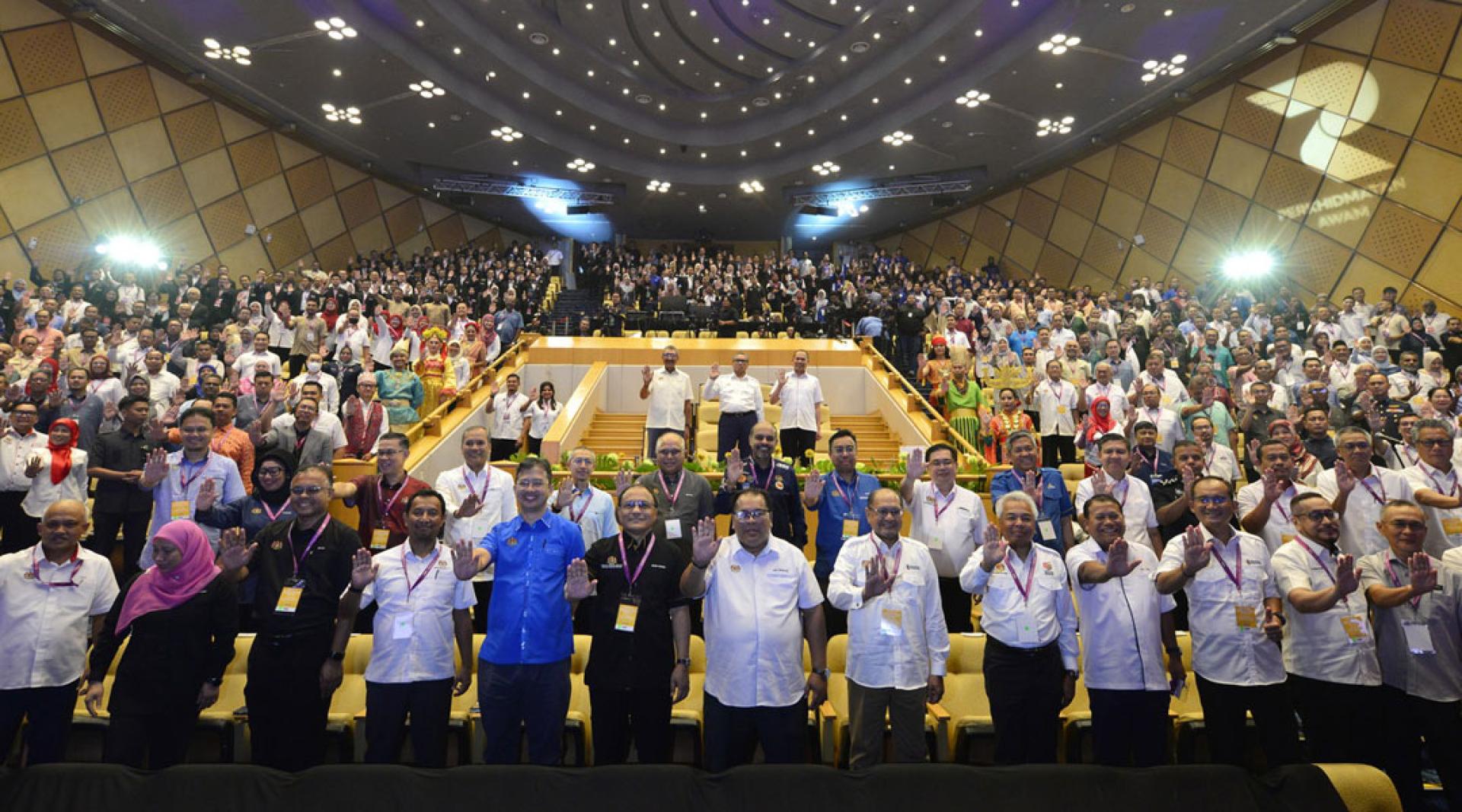 山苏阿兹里（第三排中）与众出席者合影。