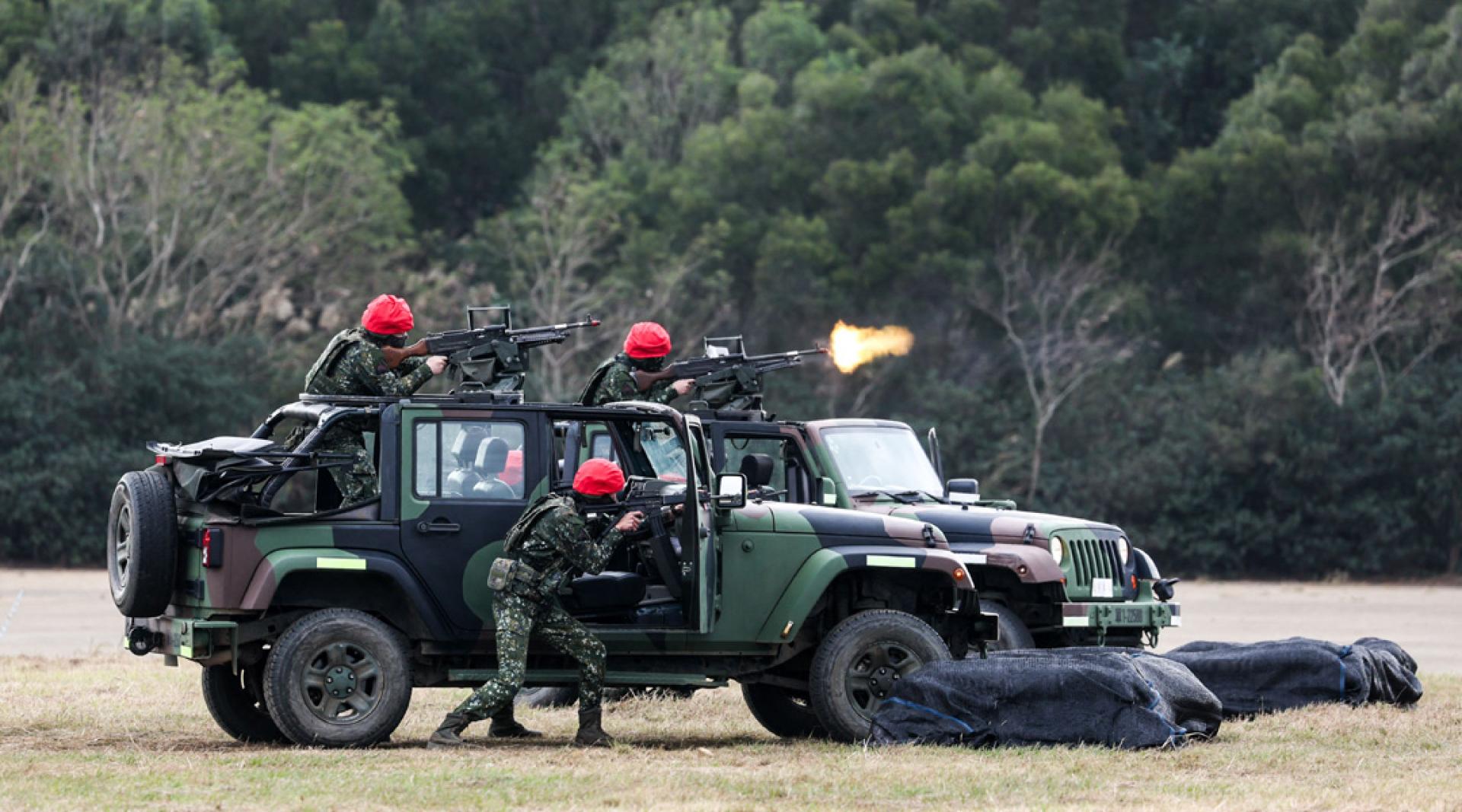 相较于前任拜登政府的NSS，最新版NSS多直接称呼“台湾”，而非“台海”。图为参与军演的台湾军人。