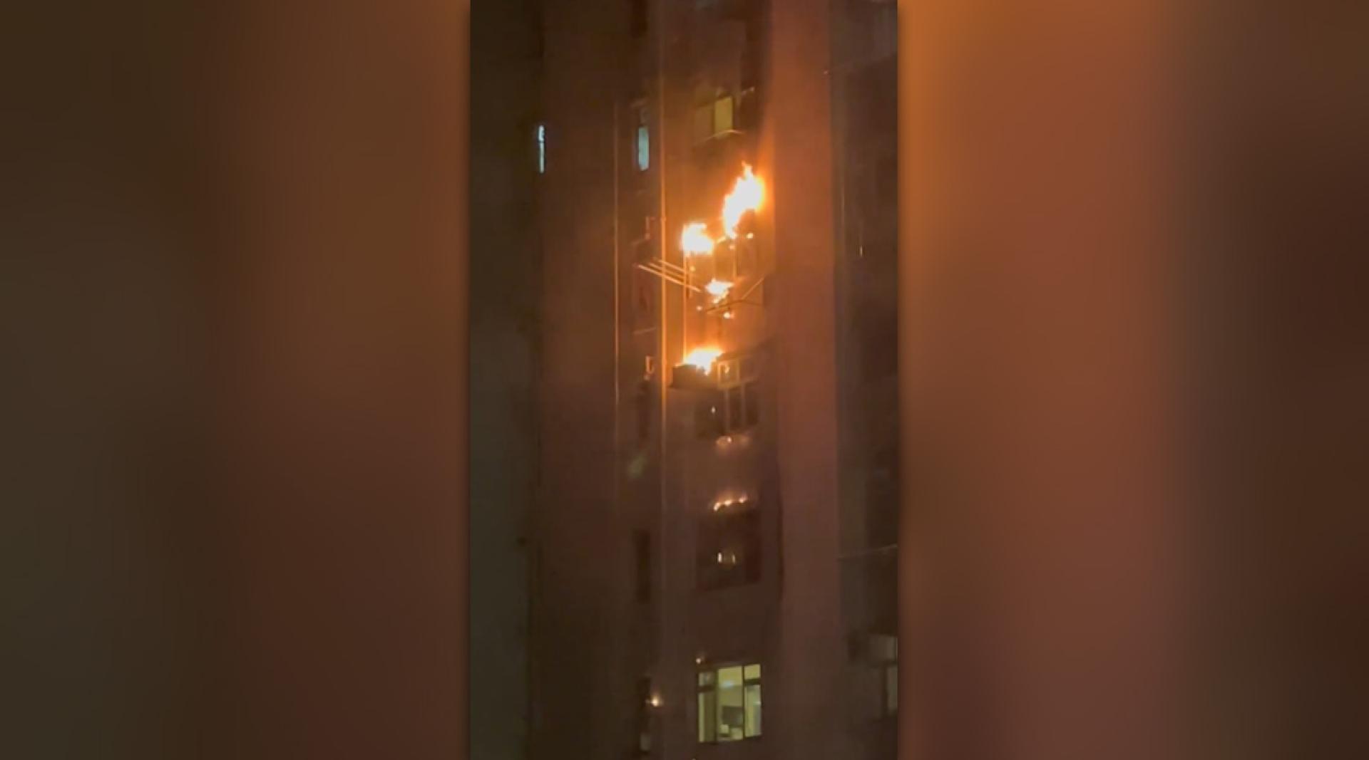 从网上影片可见，单位窗口位火光熊熊，不断有火舌跌落楼下，烧着楼下冷气机顶和晾衫架。