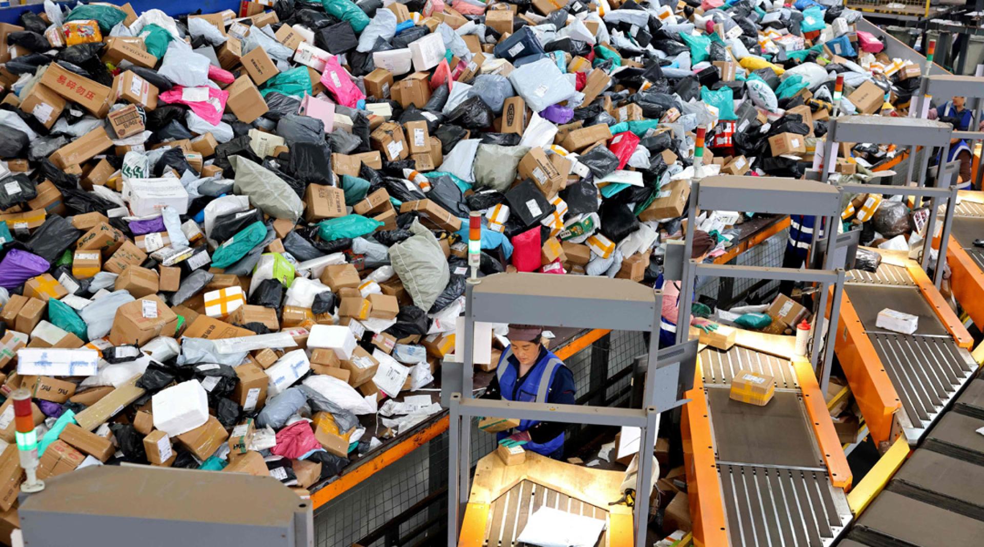 王文涛强调，十五五时期战略基点包括扩大内需。图为中国山东省枣庄市的工人分拣包裹。