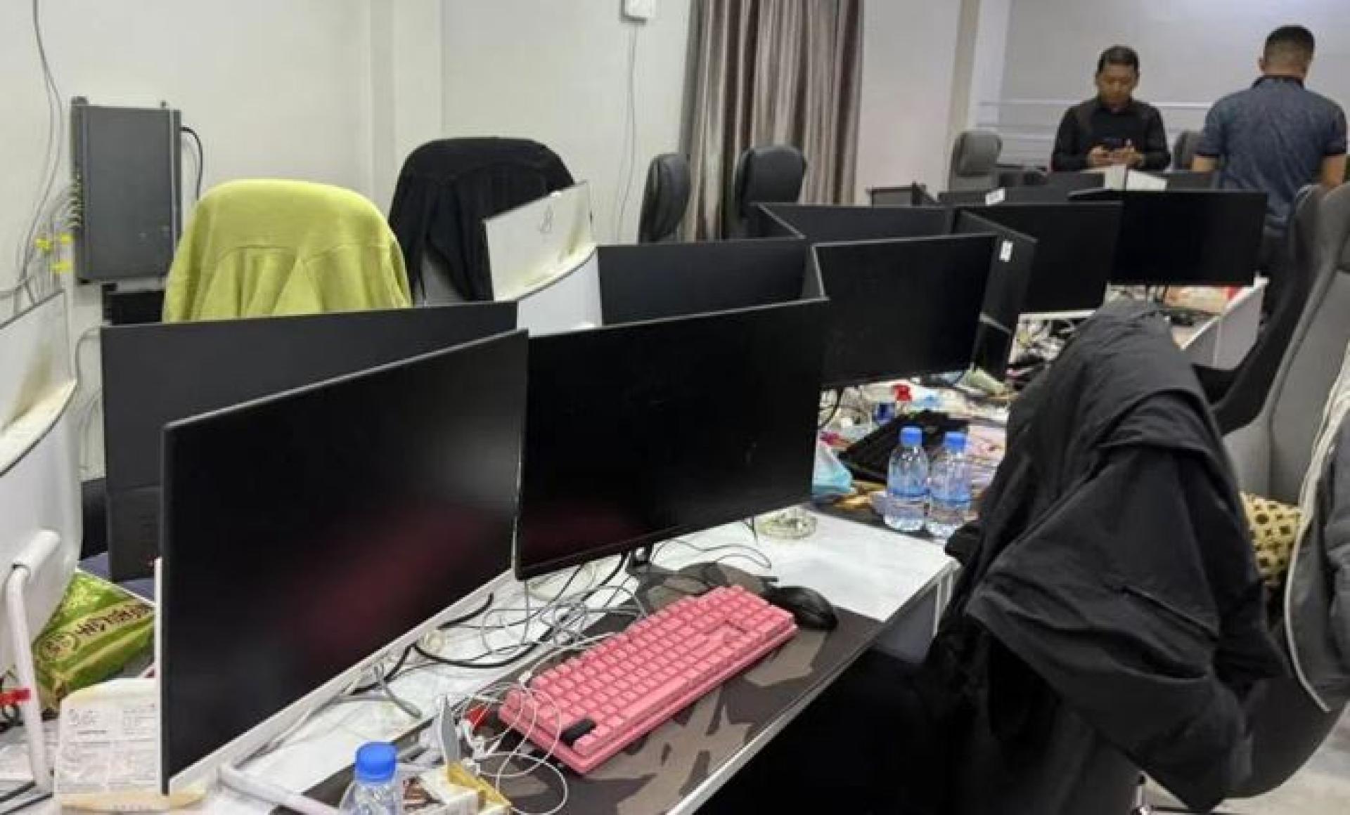 柬埔寨自今年7月开展“清剿网络诈骗”专项行动，全国范围打击电信诈骗。图为10月份警方在南部边境城市巴域市捣毁诈骗窝点的行动现场。