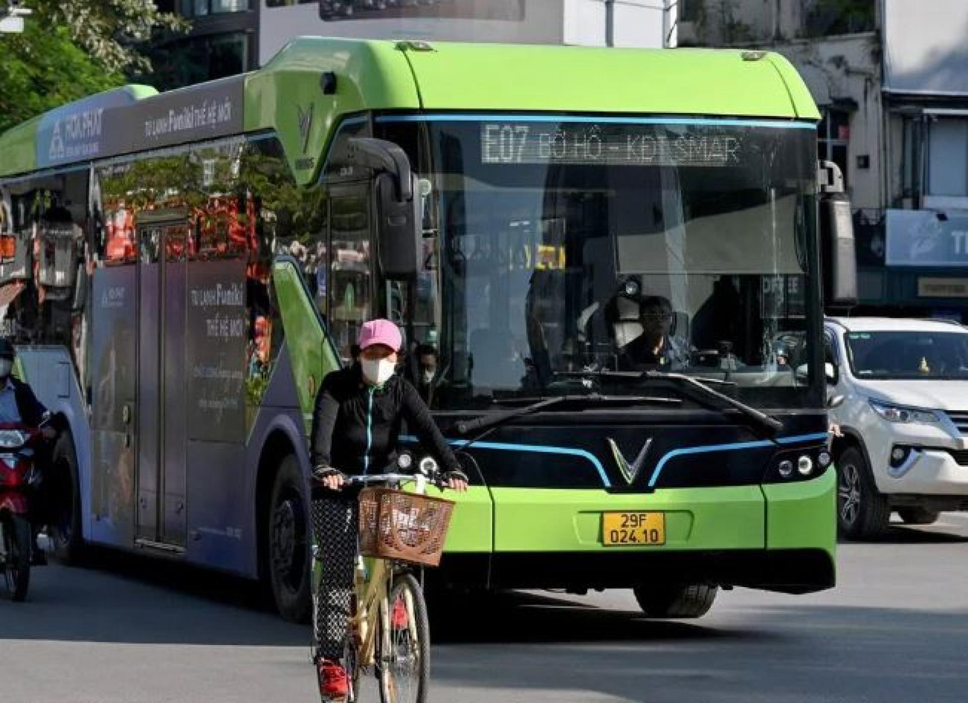 越南电动车制造商VinFast将扩大在印度工厂的生产规模，投入电动巴士、电动电单车及充电基础设施等的生产。图为一辆VinFast电动巴士在越南首都河内街头穿行。
