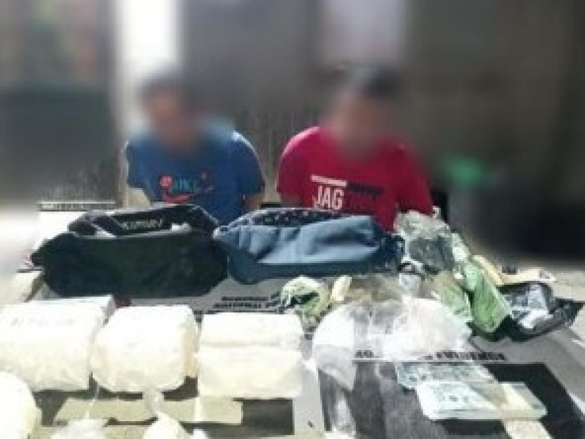 两名高价值嫌犯与起获的市值2,760万披索冰毒。两人于周五在达沃北省帕纳博市的缉毒行动中落网。