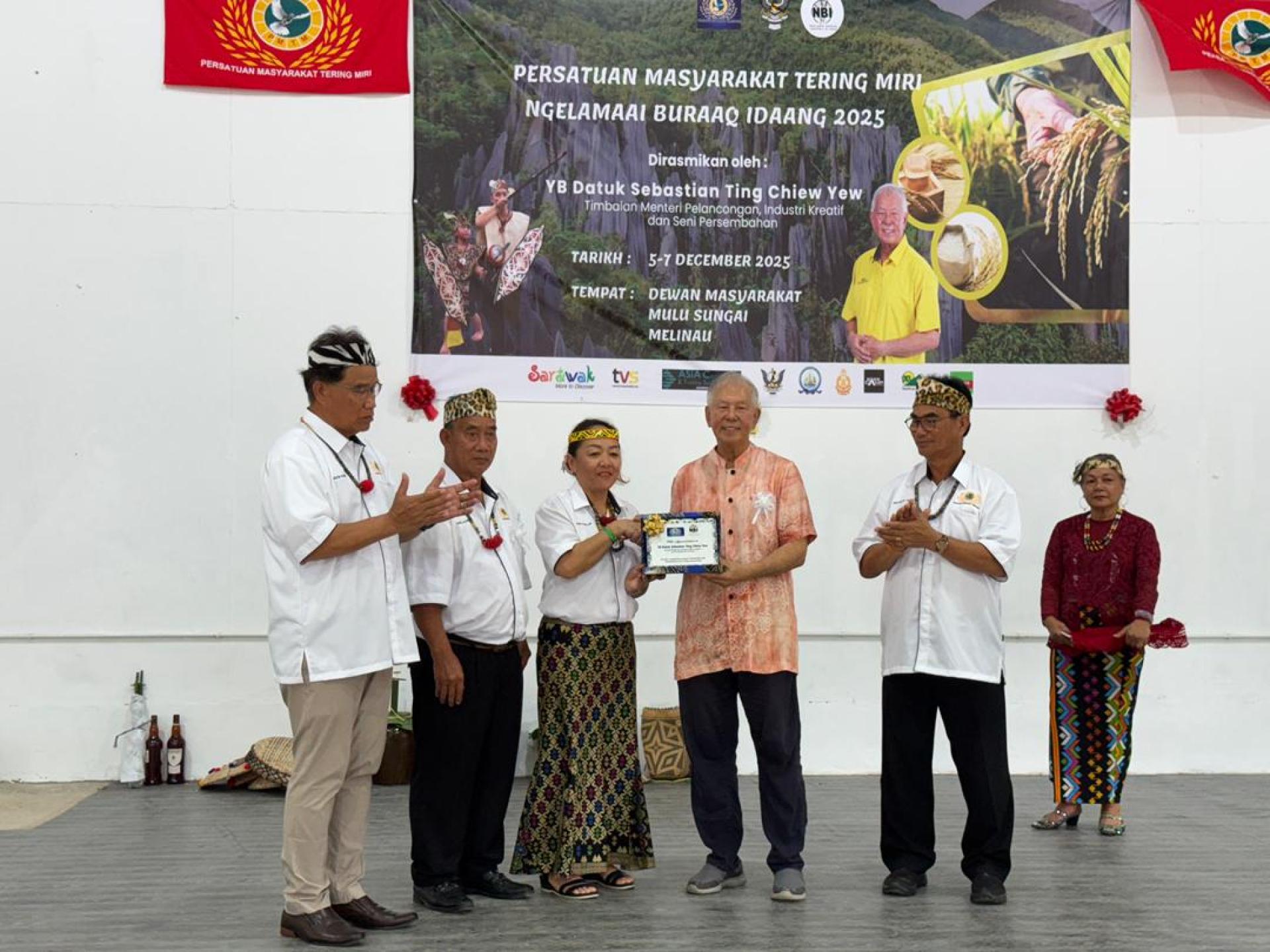 筹备会秘书艾娃（左3）赠送纪念品予砂旅游副部长拿督陈超耀。