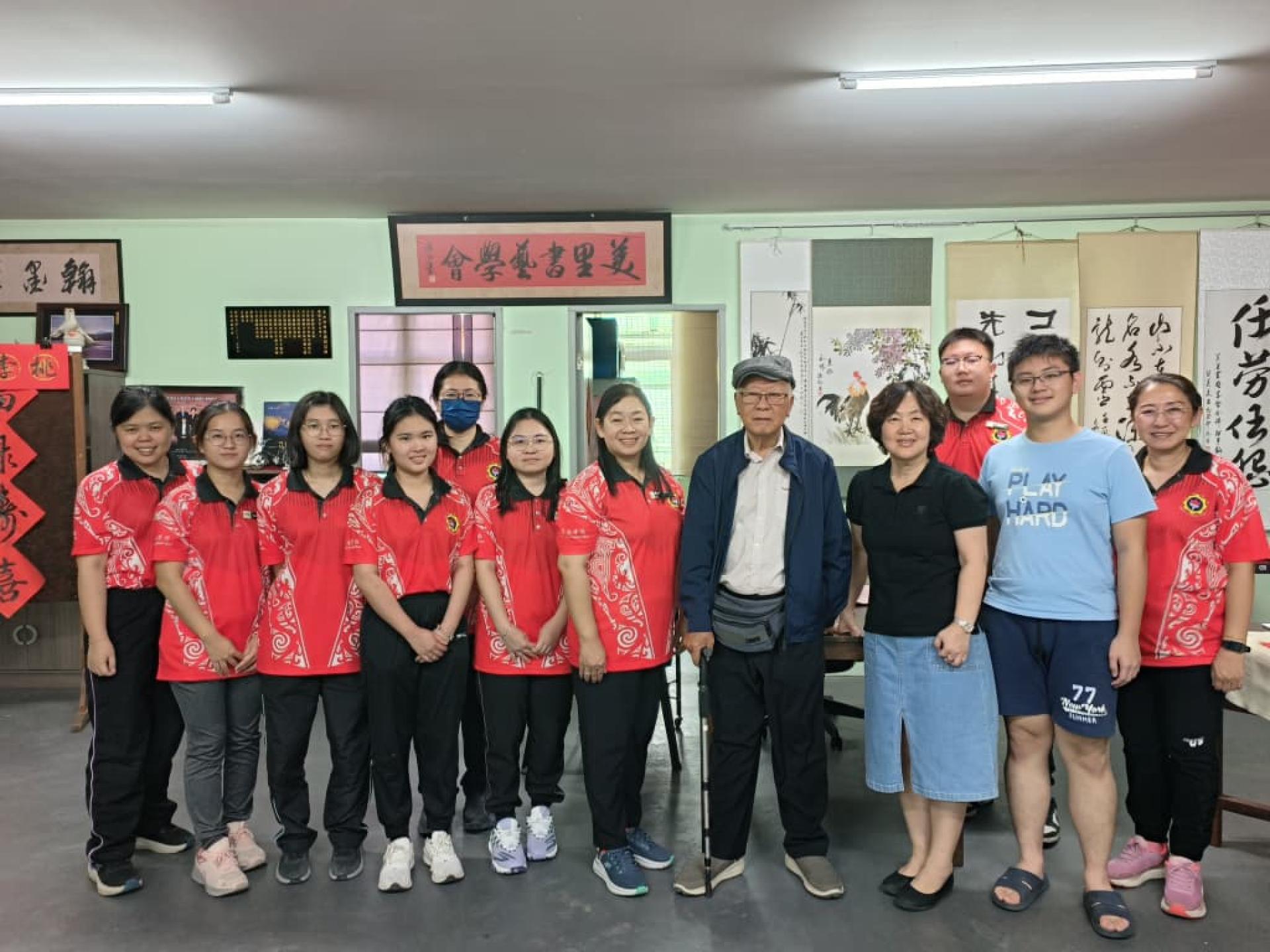 参与书法研习课程的侨南小学教师团队与主持课程的美里书艺学会名誉会长陈乃豪（右4）及会长甘美美（右3）合影留念。左7为带队参与课程的侨南小学校长许琳瑛。