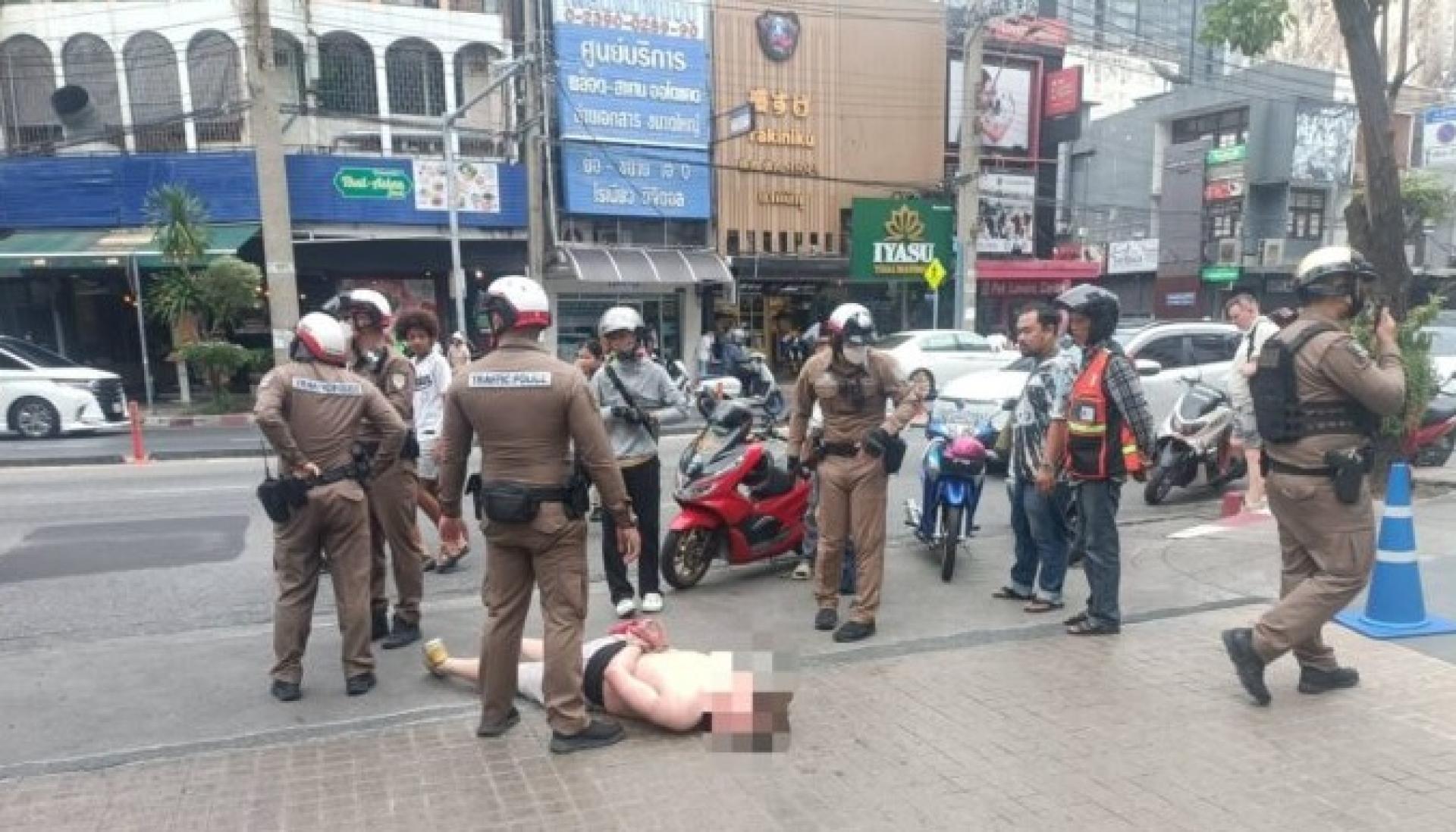 挪威汉被警员制伏。（图：Khaosod）