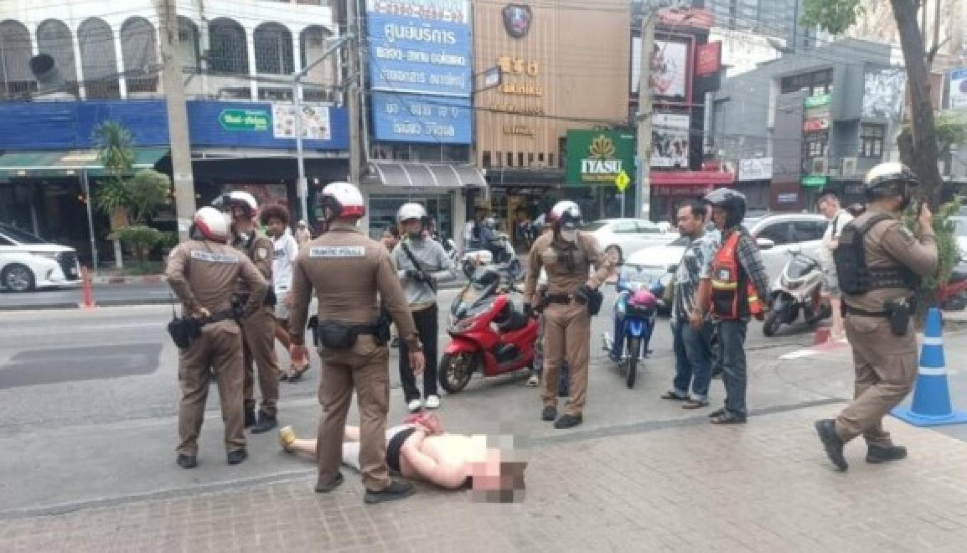 挪威汉被警员制伏。