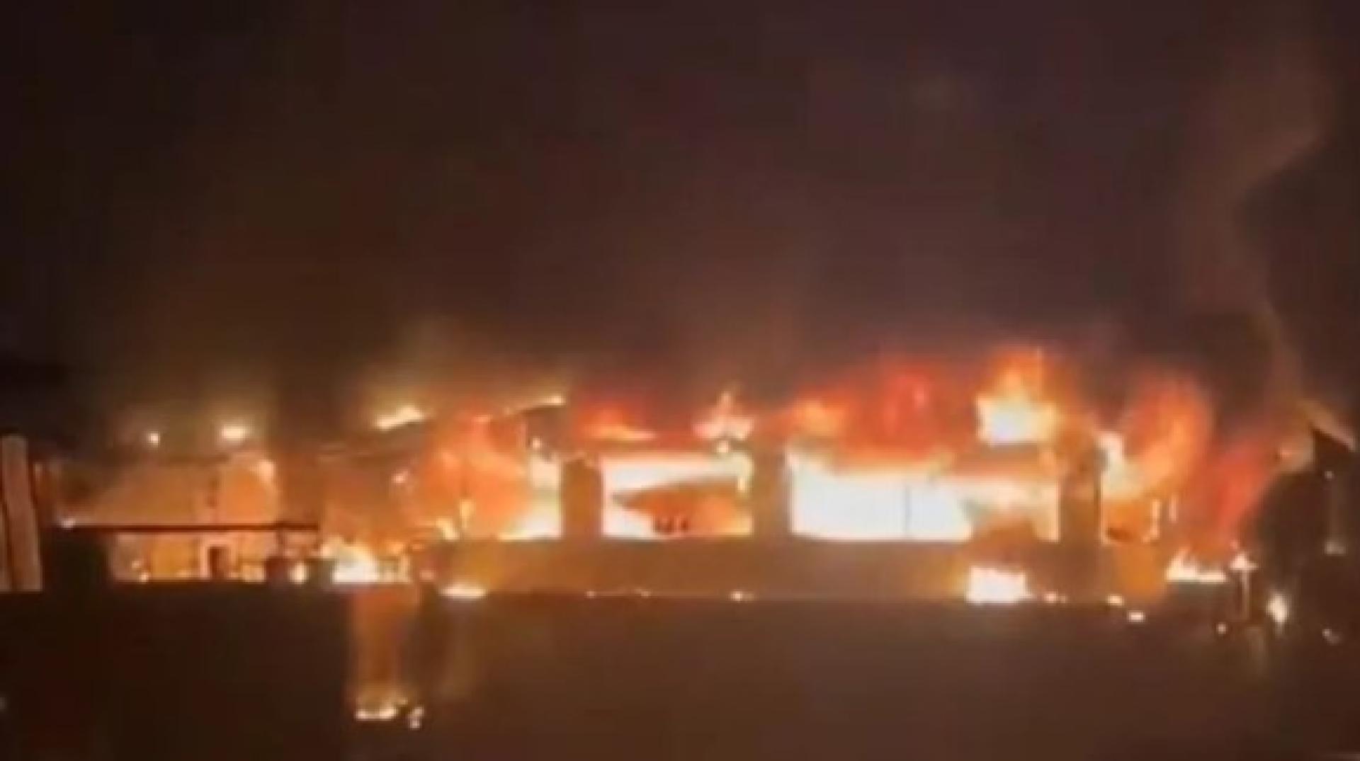 初步调查显示，火灾可能由燃气罐爆炸引发。