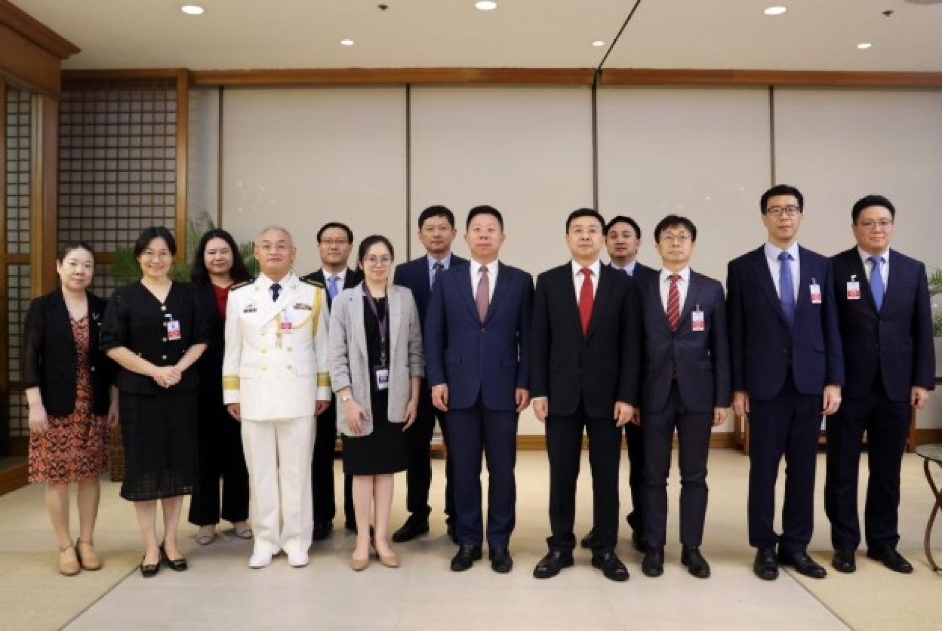 中国驻美国使馆公使井泉（右6）调任驻菲大使，并于6日抵马尼拉履新。