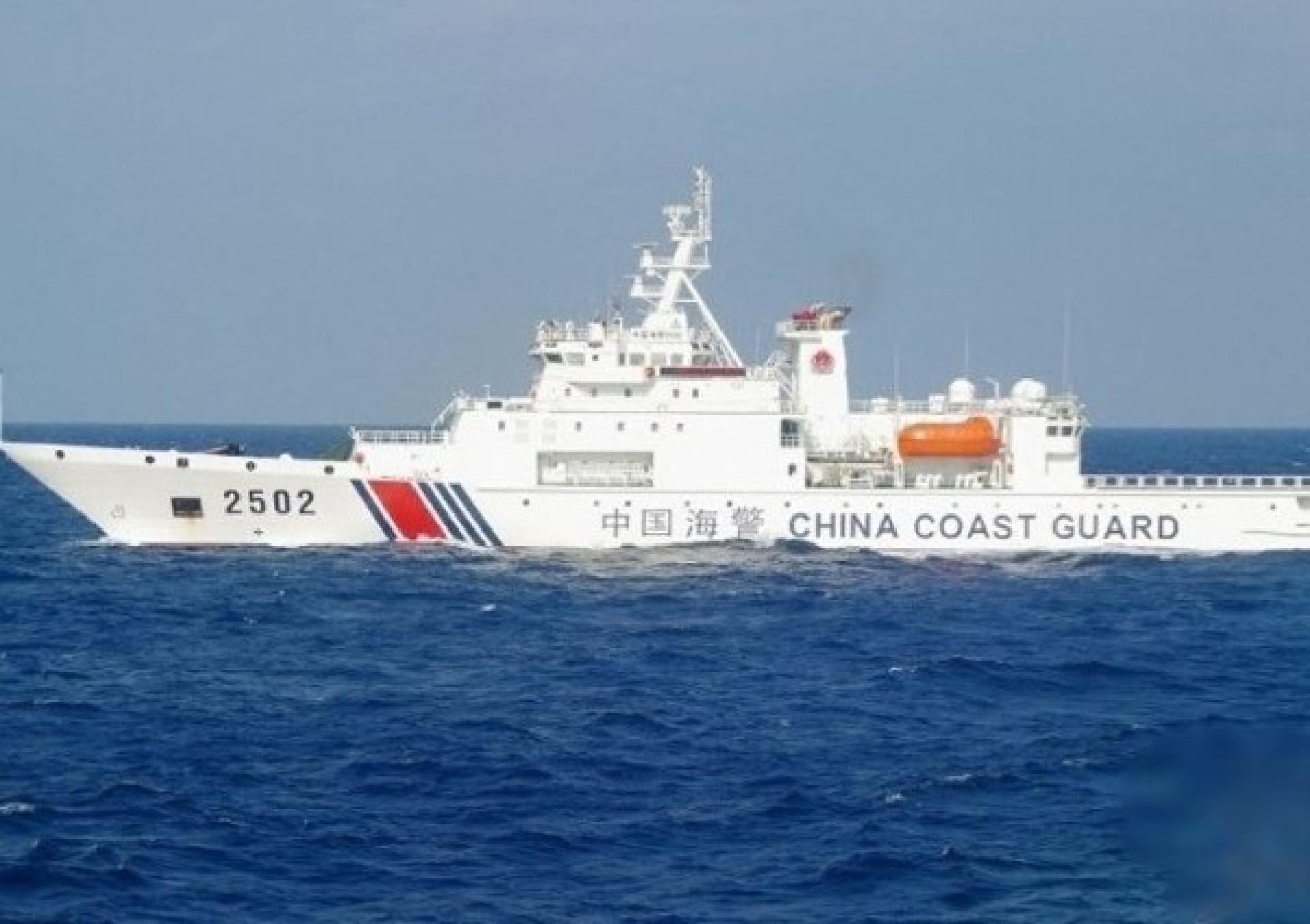 菲方指摘中方发射信号弹。图中国海警船。