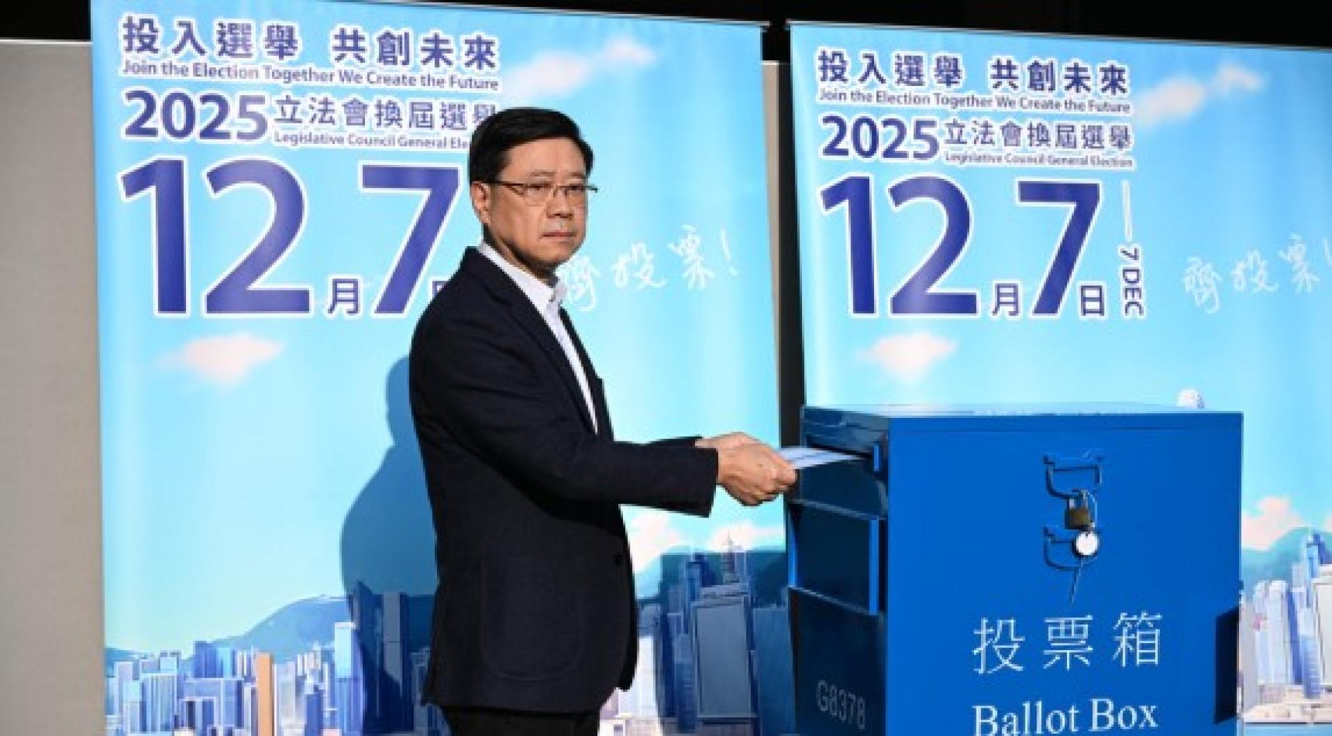 李家超到港岛西选区的罗便臣道高主教书院投票。