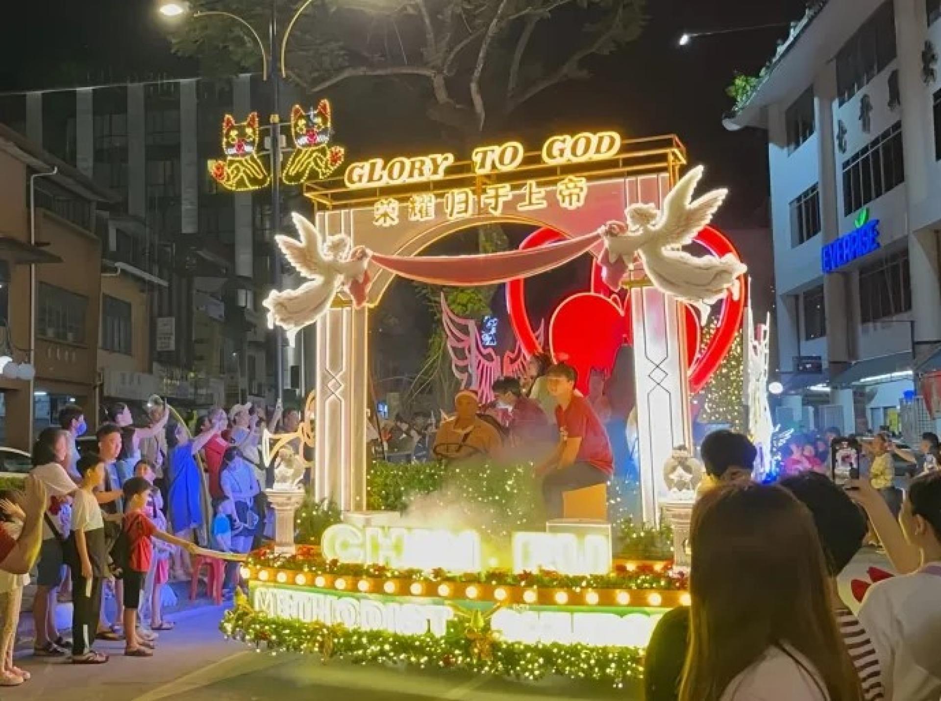 2025年12月6日，绚丽多彩的灯光点亮夜空，古晋市圣诞大巡游穿越市区。