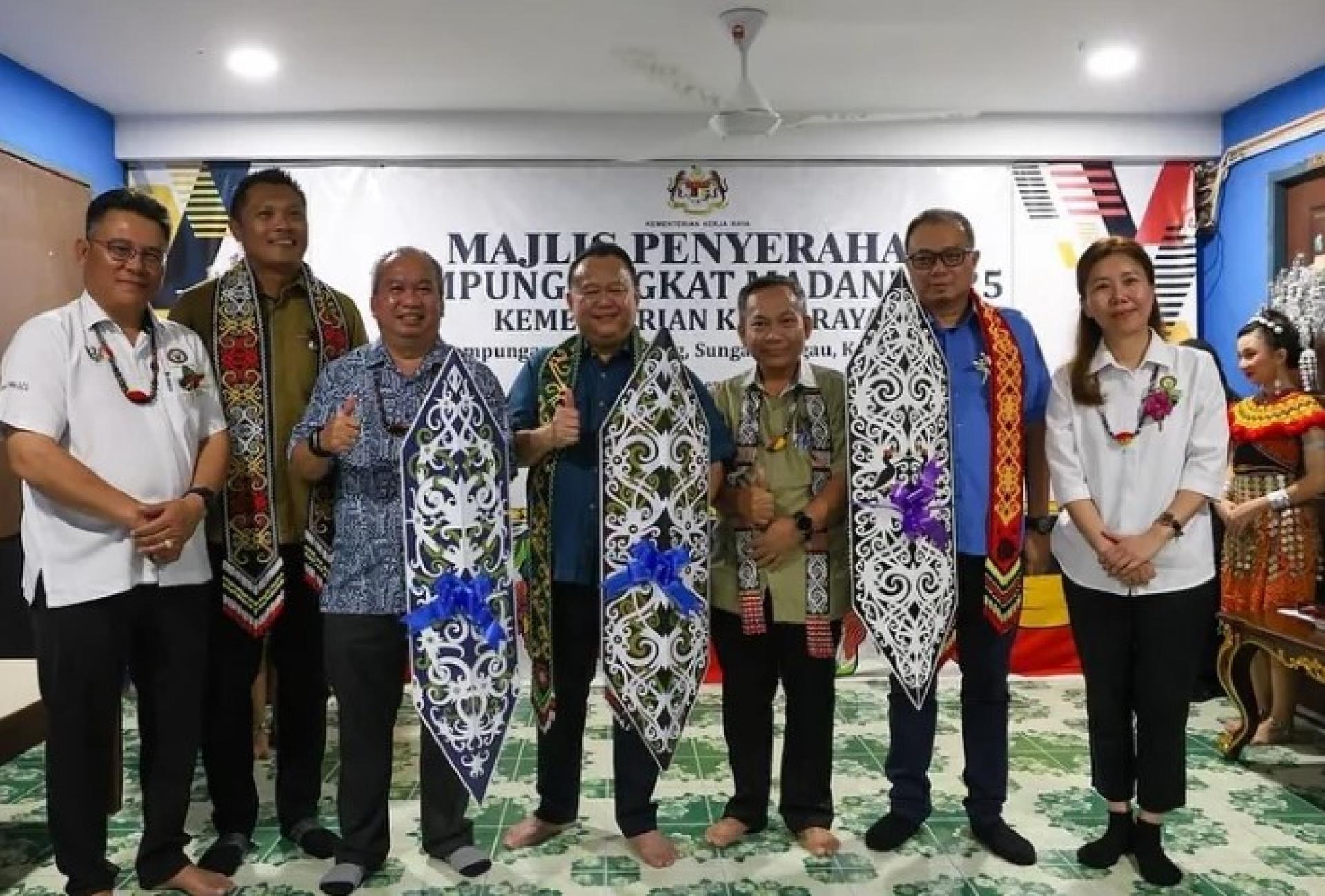 2025年12月6日，在加帛Kiong长屋举行的MADANI领养乡村计划移交仪式上，南达（中）与其他嘉宾合影。