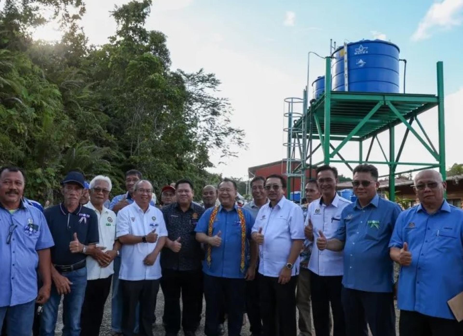 2025年12月6日，在加帛管井工程移交仪式上，南达（左6）与其他嘉宾合影。