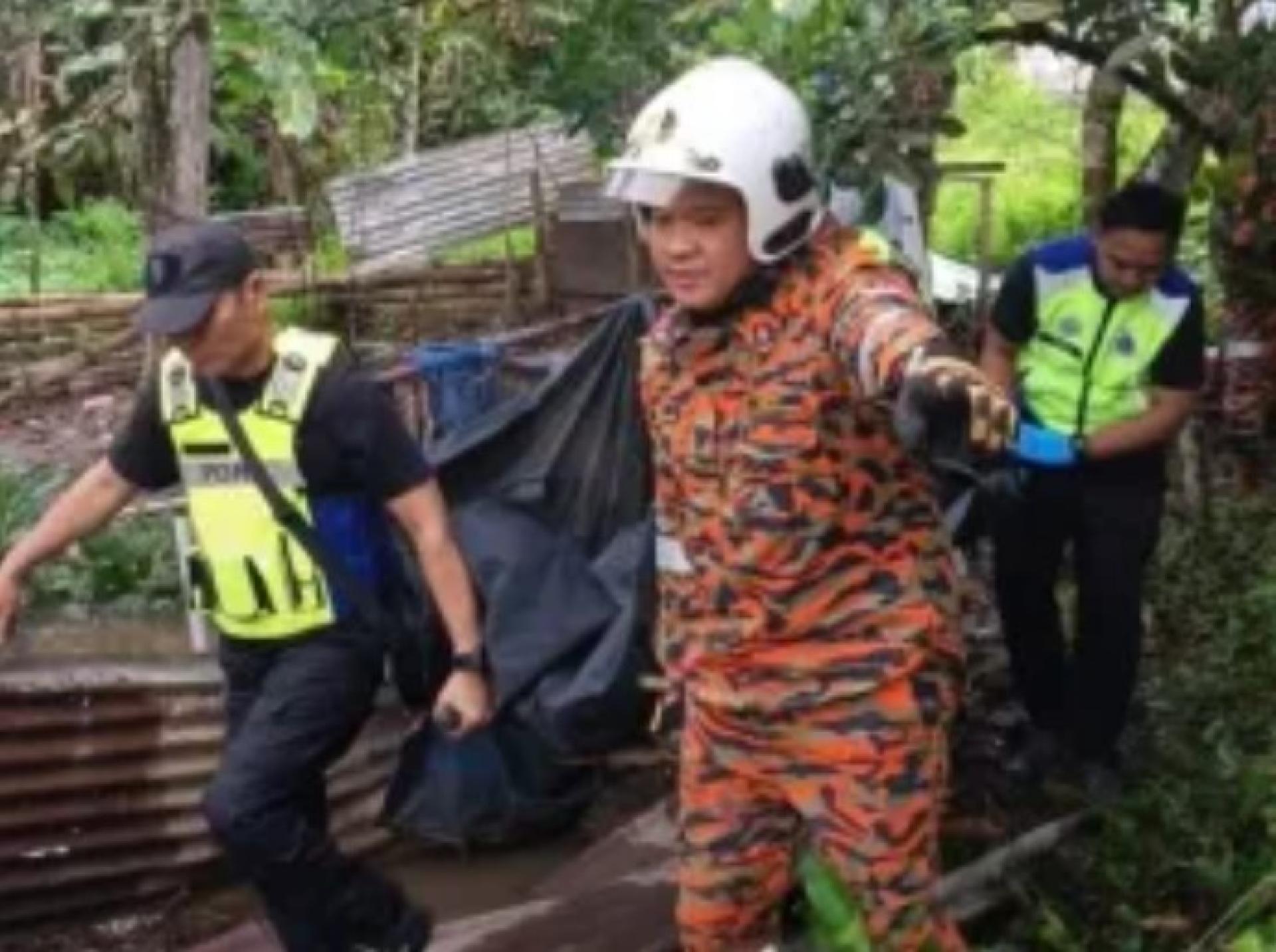 2025年12月7日，消拯员与警方在石隆门Skio村现场协助移出死者遗体。