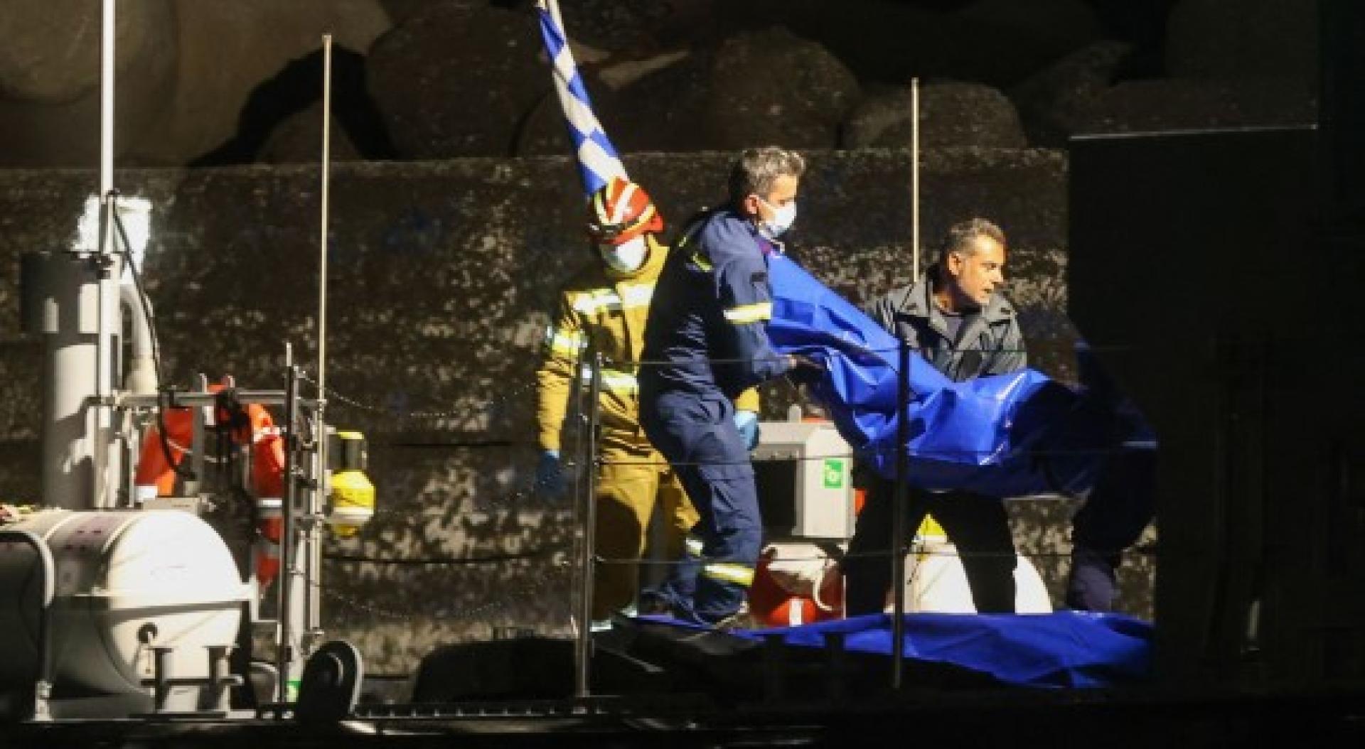 海岸警卫队人员将遇难者的遗体一一抬上岸。