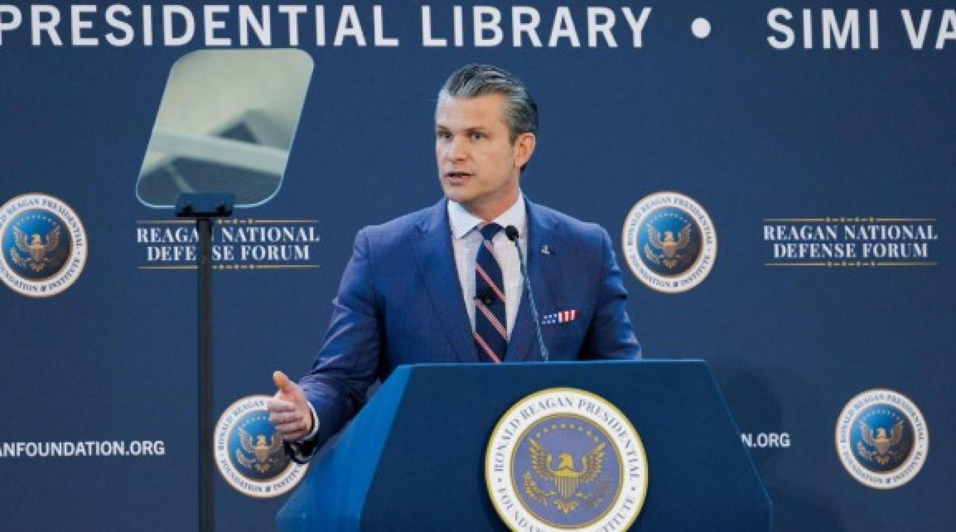 赫格塞思在“雷根国防论坛”上发表主题演讲。