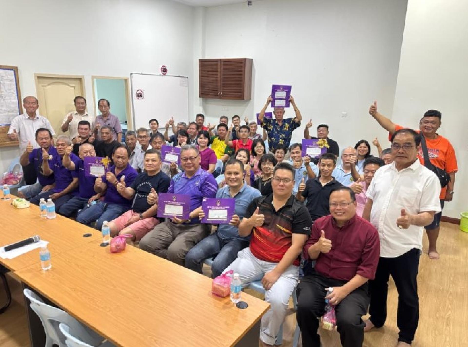 拨款颁发仪式于昨日下午在拉博区服务中心举行，由泗里街国会议员兼拉博州议员拿督范长锡主持。