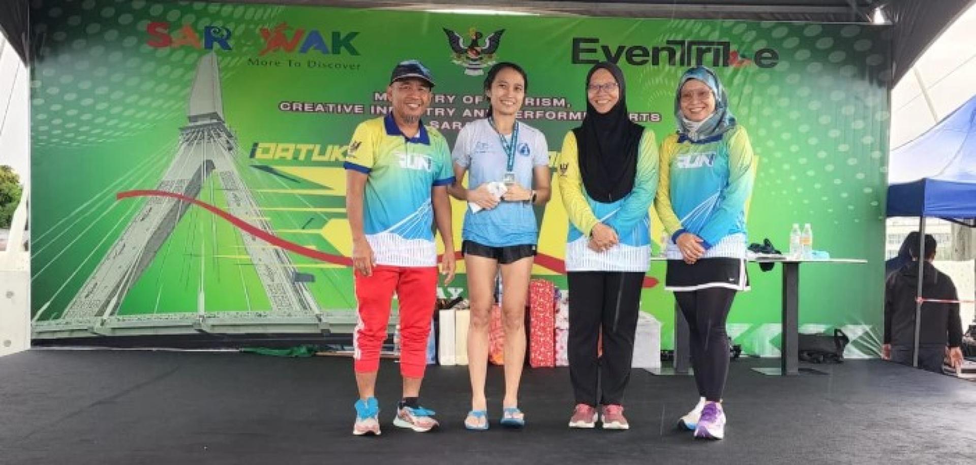 Sally Yap（左2）领取主办方颁发的奖品。