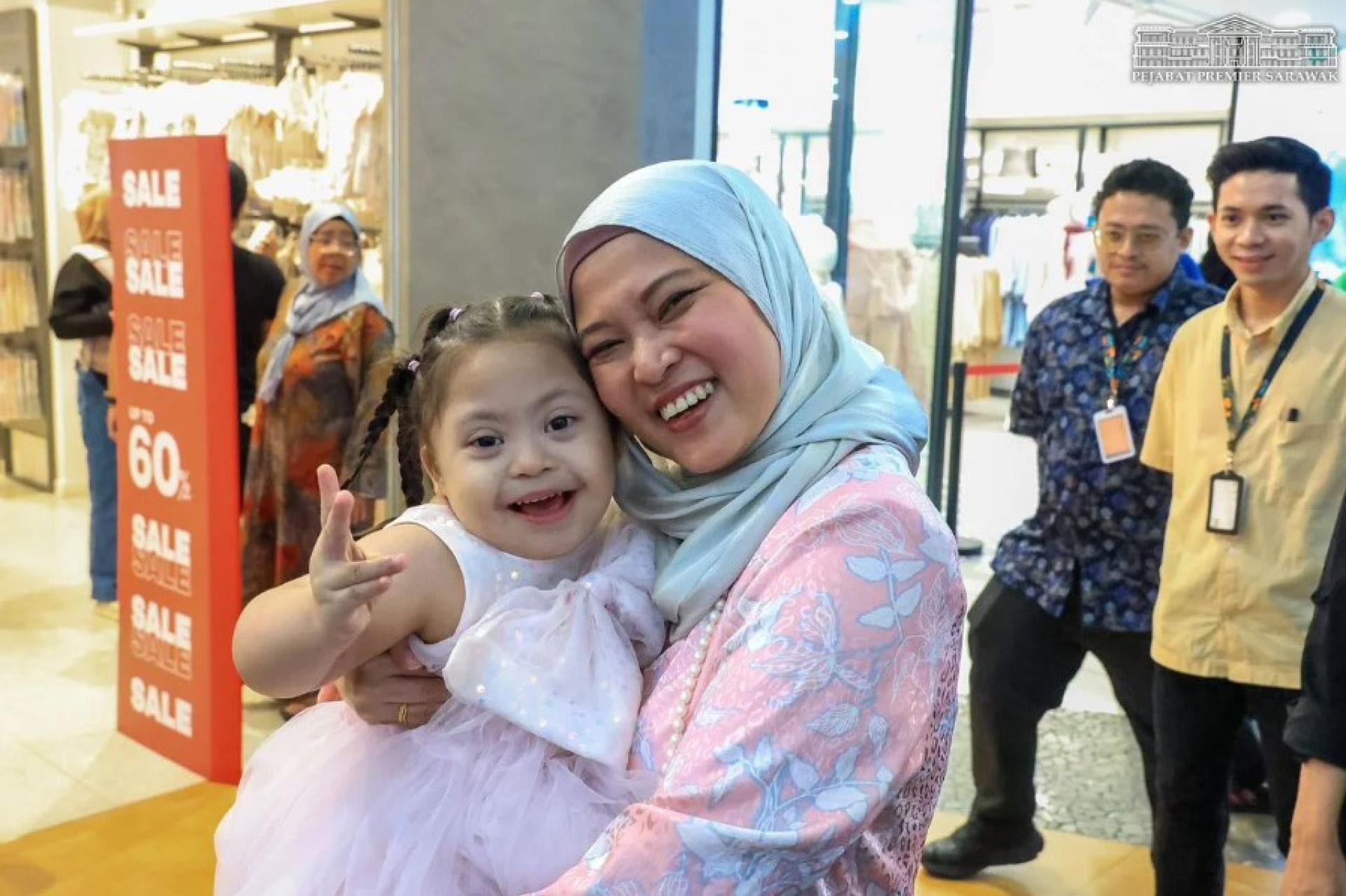 Dayang Norjihan 与一名特殊儿童共享轻松时刻。