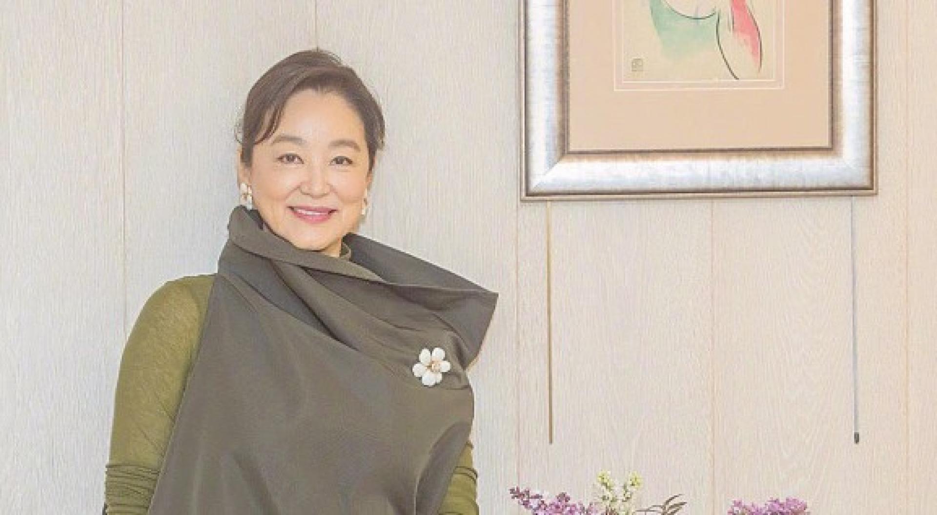 林青霞展开一场人蟑大战。