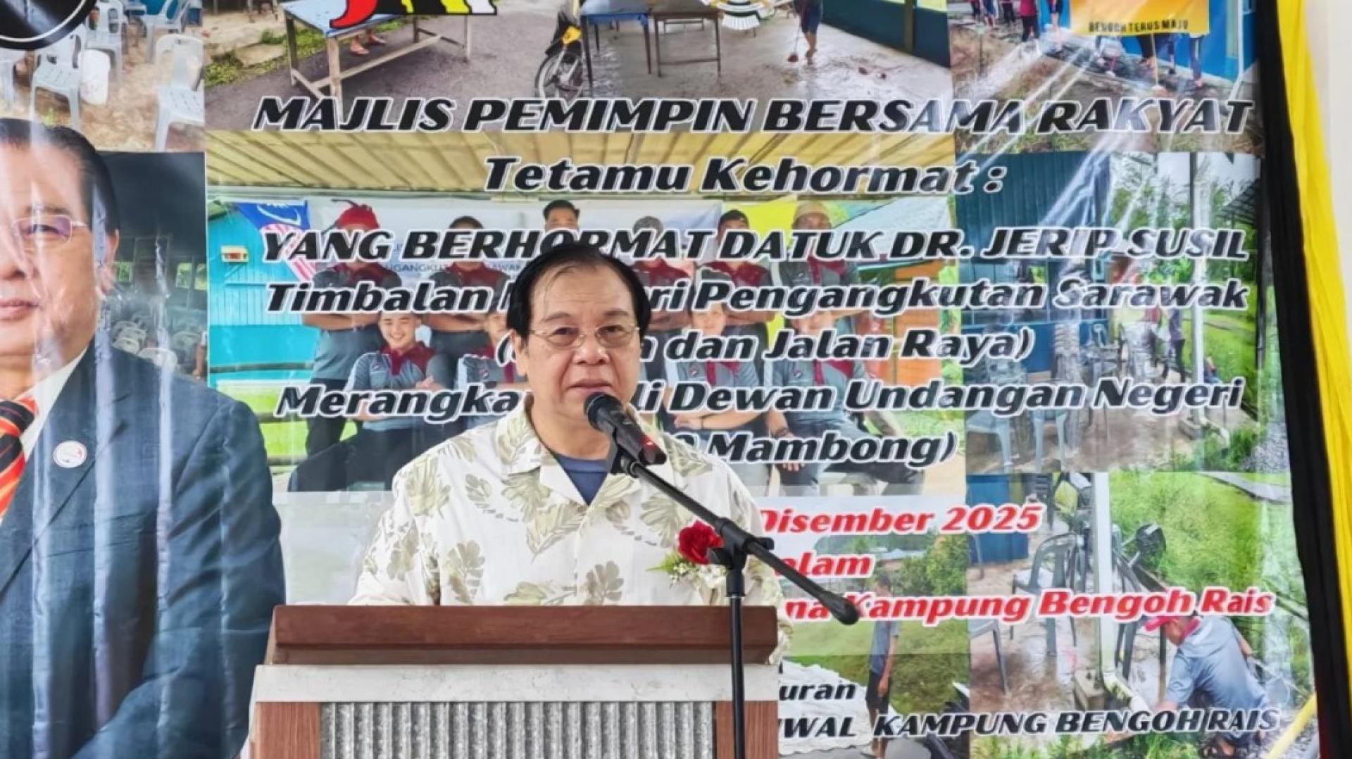 耶理苏修发表讲话。