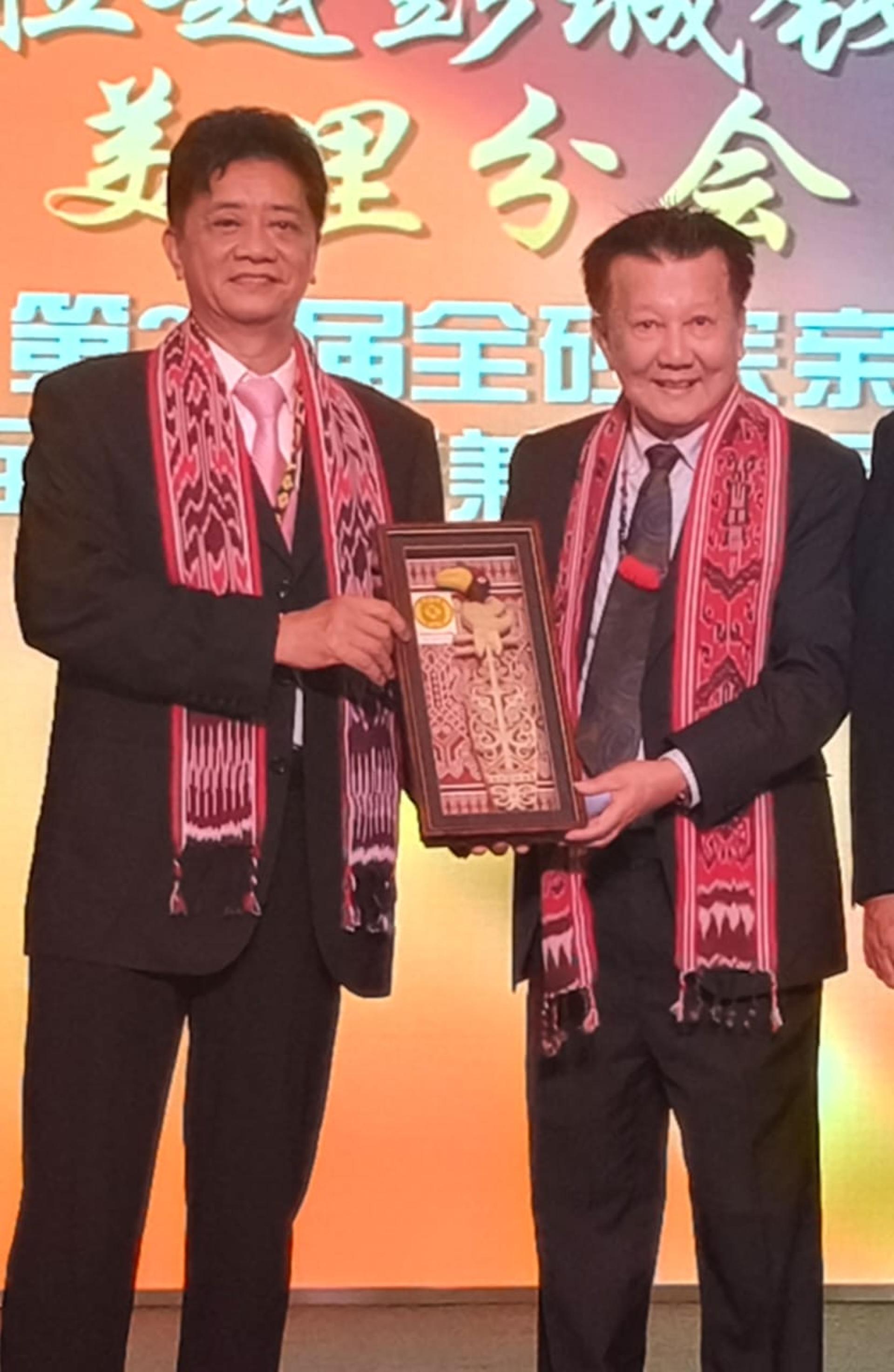 砂彭城錢氏公會名誉顾问钱俐福（左） 赠送纪念品予钱本统。