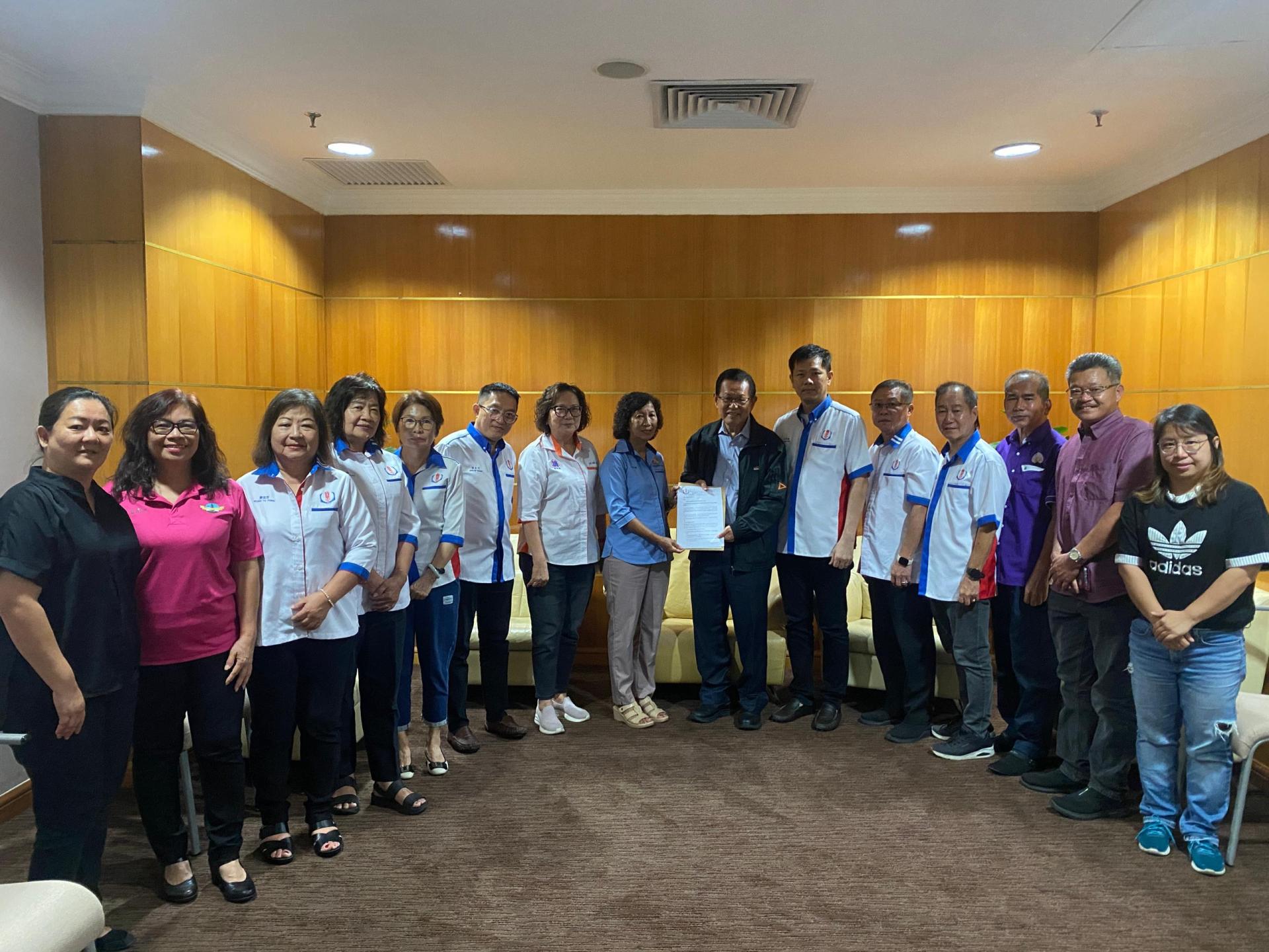 筹备会主席许美链（左8）移交邀请函予砂拉越交通部长拿督斯里李景胜（右7）。右6为美里省华总会长许信隆、左7为署理会长本固鲁方凤金以及左6为秘书长洪立川。