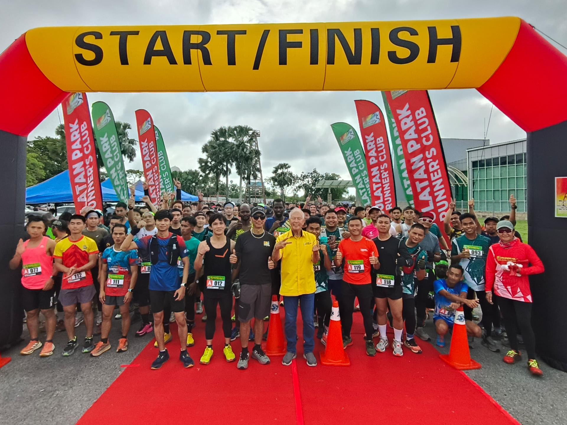 砂旅游部副部长拿督陈超耀与男子公开组参赛者合照。