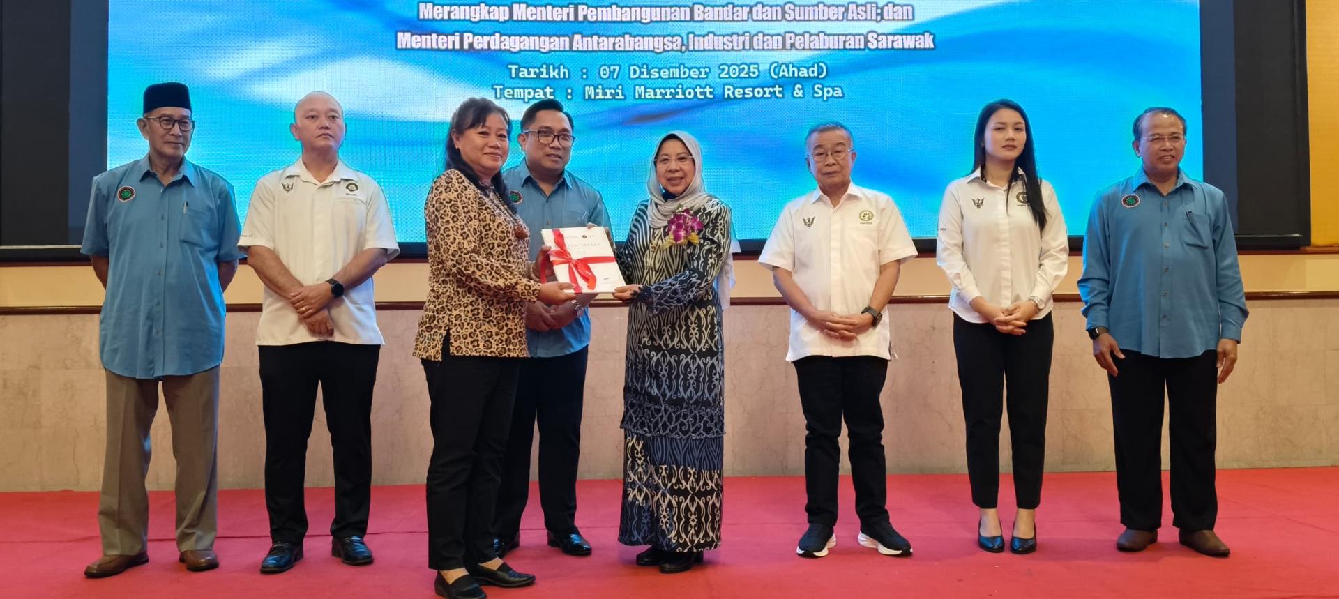 砂妇女与儿童发展部副部长拿督罗茜尤奴斯（右4）颁发参与证书予其中一名代表。