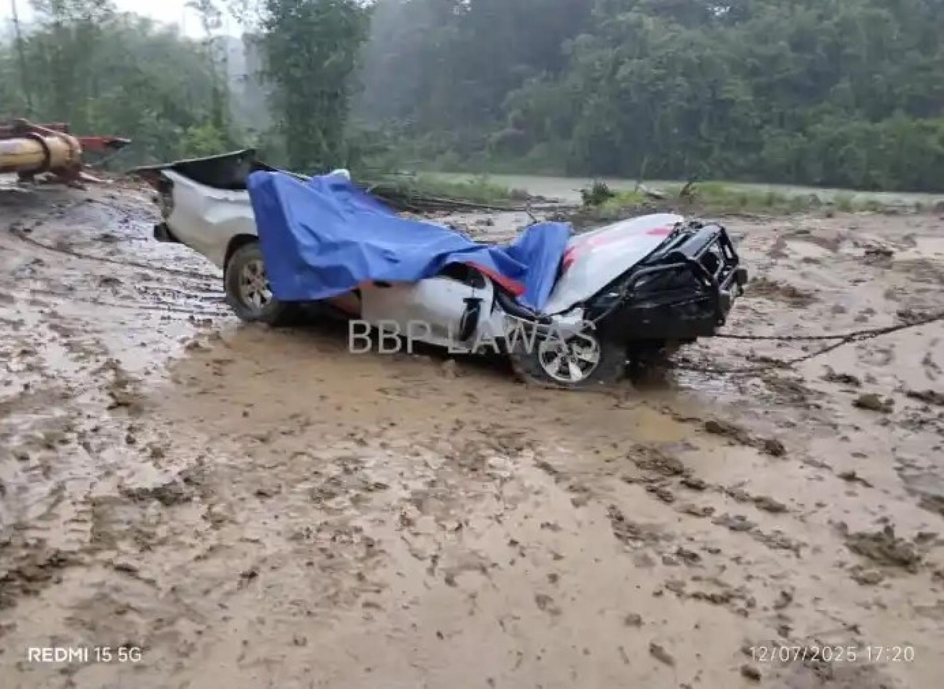 2025年12月7日，老越甘榜柏鲁安，一辆三菱 Triton 遭钻探机压毁。