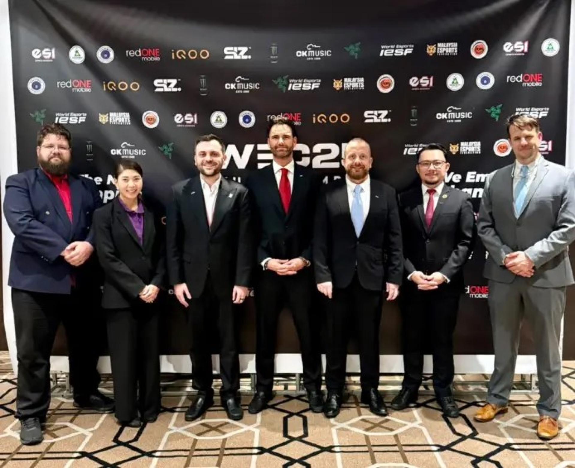 阿菲克法德里（右2）在吉隆坡与新当选的国际电子竞技联合会（IESF）理事会成员合影。