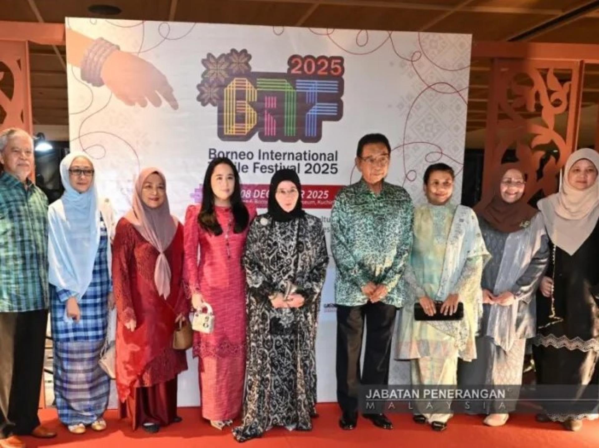 2025年12月7日，彭亨州王后东姑阿兹莎阿米娜玛伊慕娜依斯干达丽雅（中）、东姑公主吉韩阿兹莎阿地雅杜拉（左4）、阿都卡林（右4）与多名贵宾出席在古晋举行的 2025 年婆罗洲国际纺织节（BiTF）推介礼。
