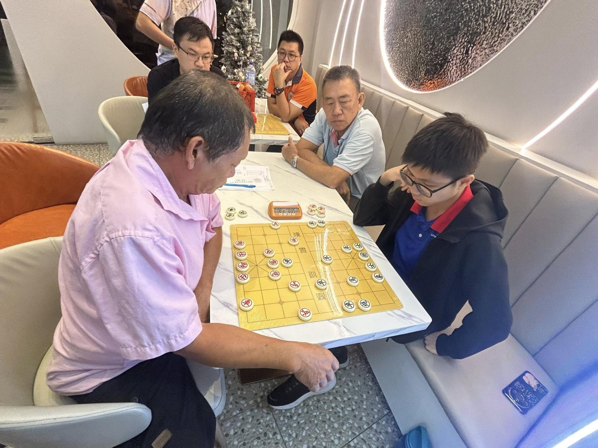 对抗赛2.0决赛进行中，由姚志高对上谢家友。