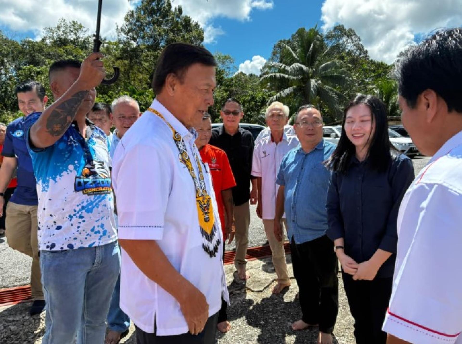 威廉玛旺抵达南甲南桑为乔治·钟古特后路主持开幕时，获得民众热烈迎接。