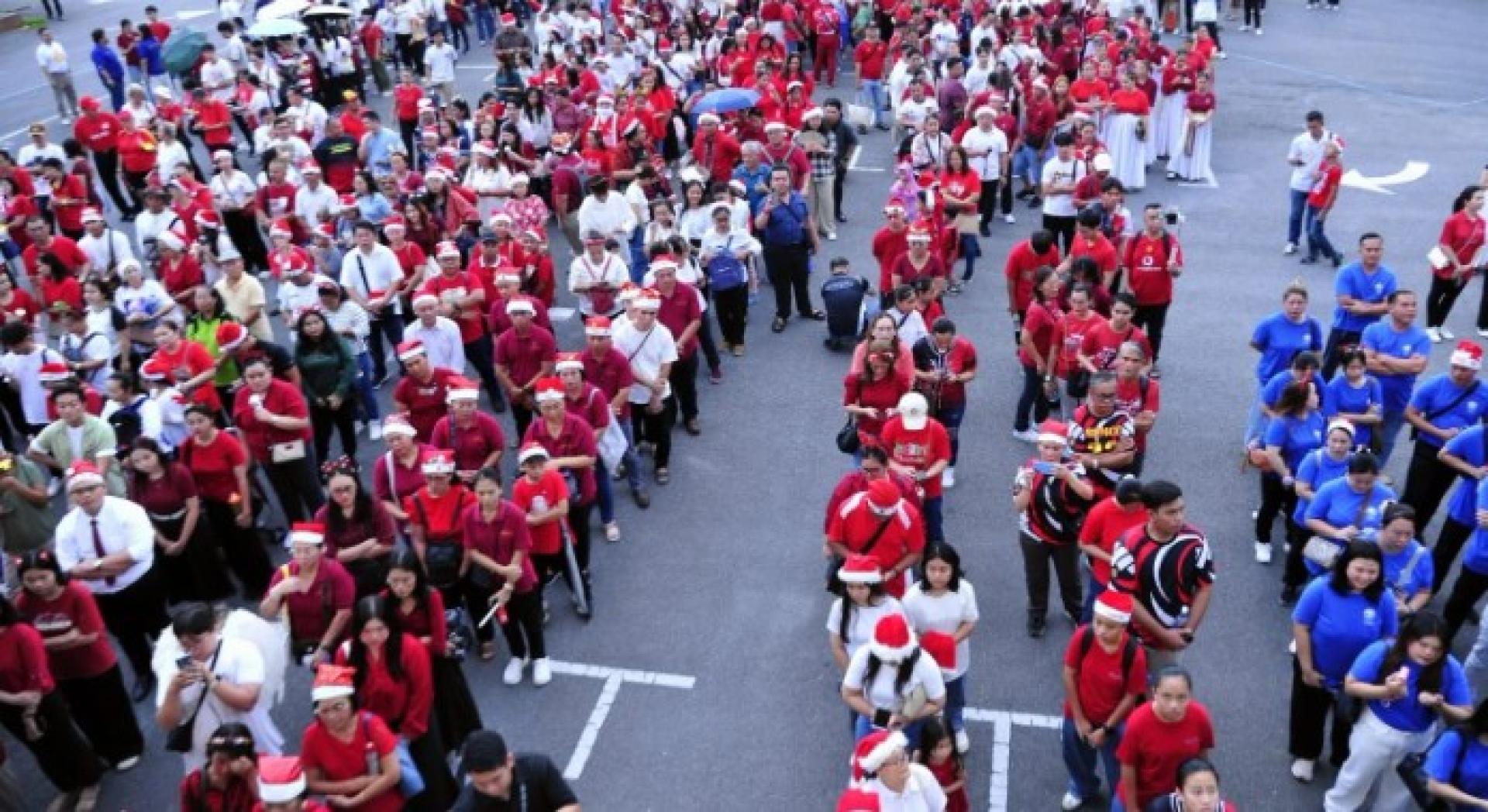 2025年圣诞游行参与者在哥打三马拉汉圣方济各教堂前集合，准备开始游行。